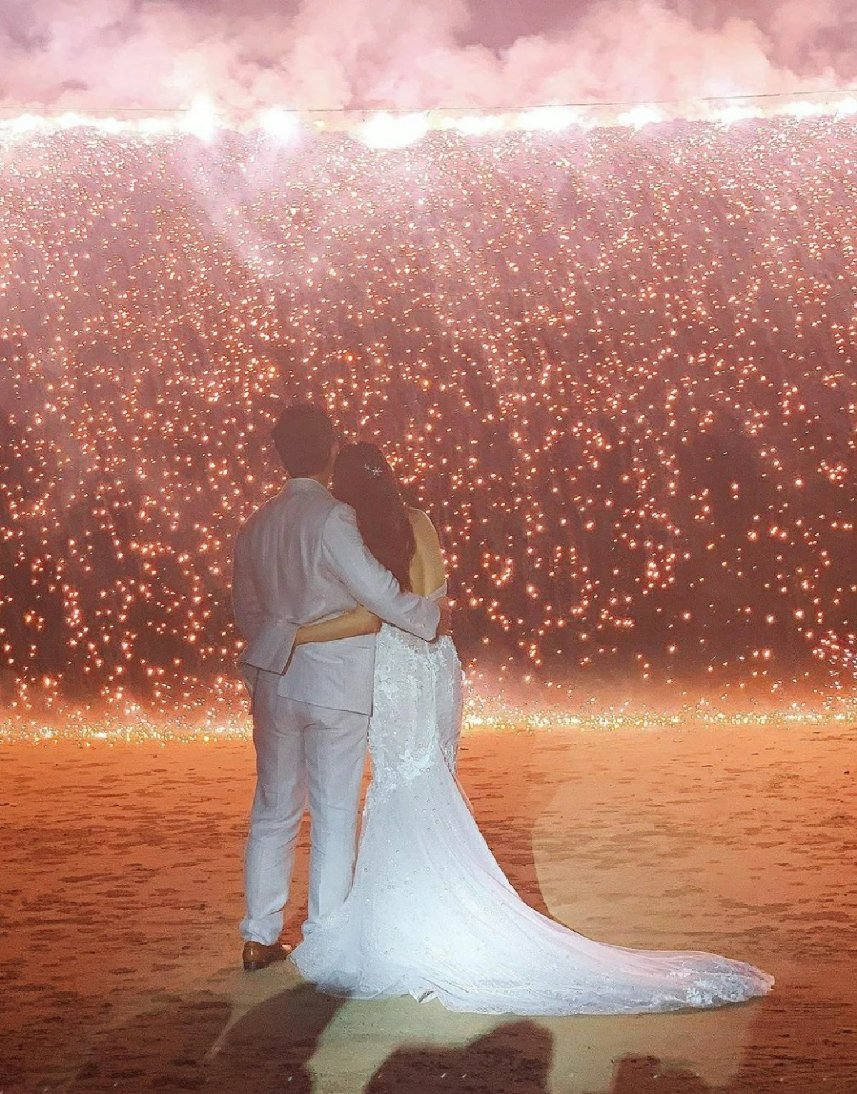 “จ๋า-ตุ๊" ฉลองวิวาห์หวาน ท่ามกลางบรรยากาศโรแมนติกริมทะเล 