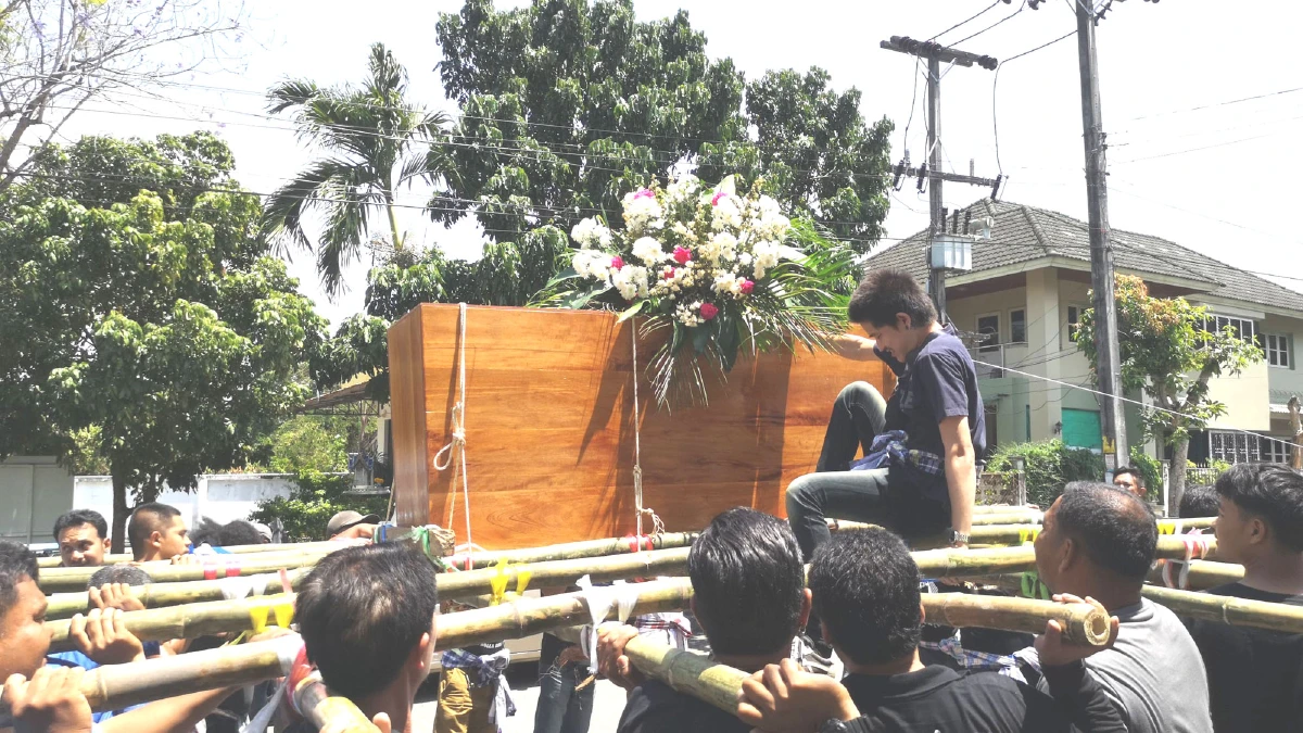 หาดูยาก!เดินเท้าแบกโลกศพคุณทวดอายุ 100 ปีไปเผาแบบโบราณ