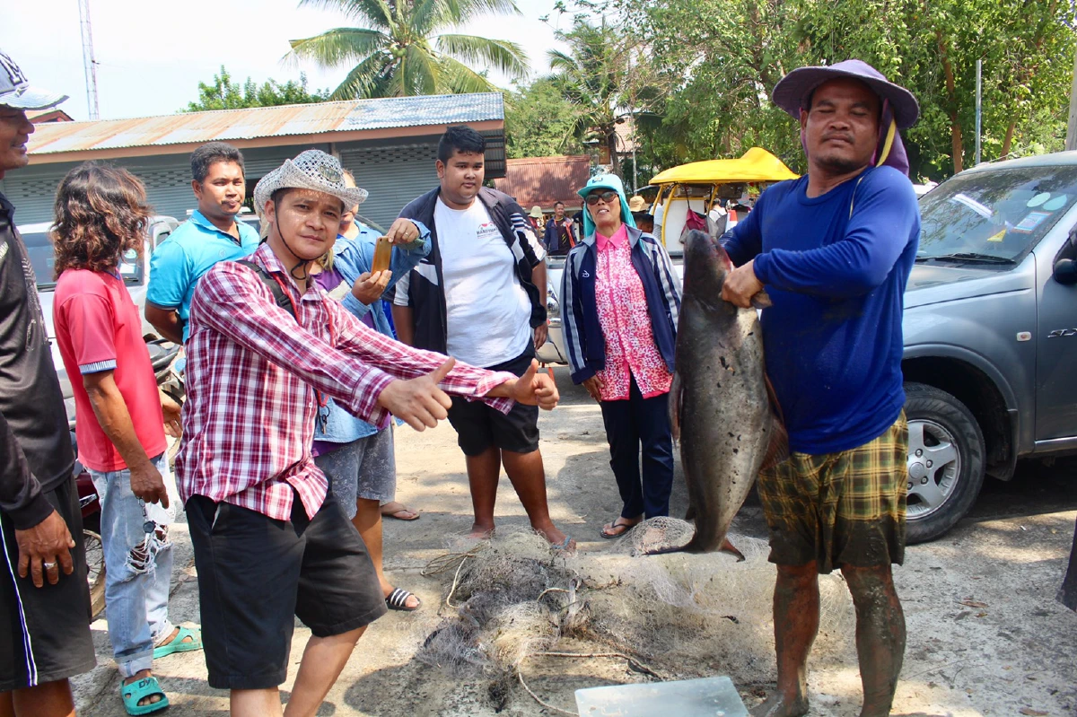 ชาวบ้านเมืองช้างแห่ซื้อตั๋วจับปลาในสระน้ำหมู่บ้านกุศโลบายหาเงินเข้าชุมชน