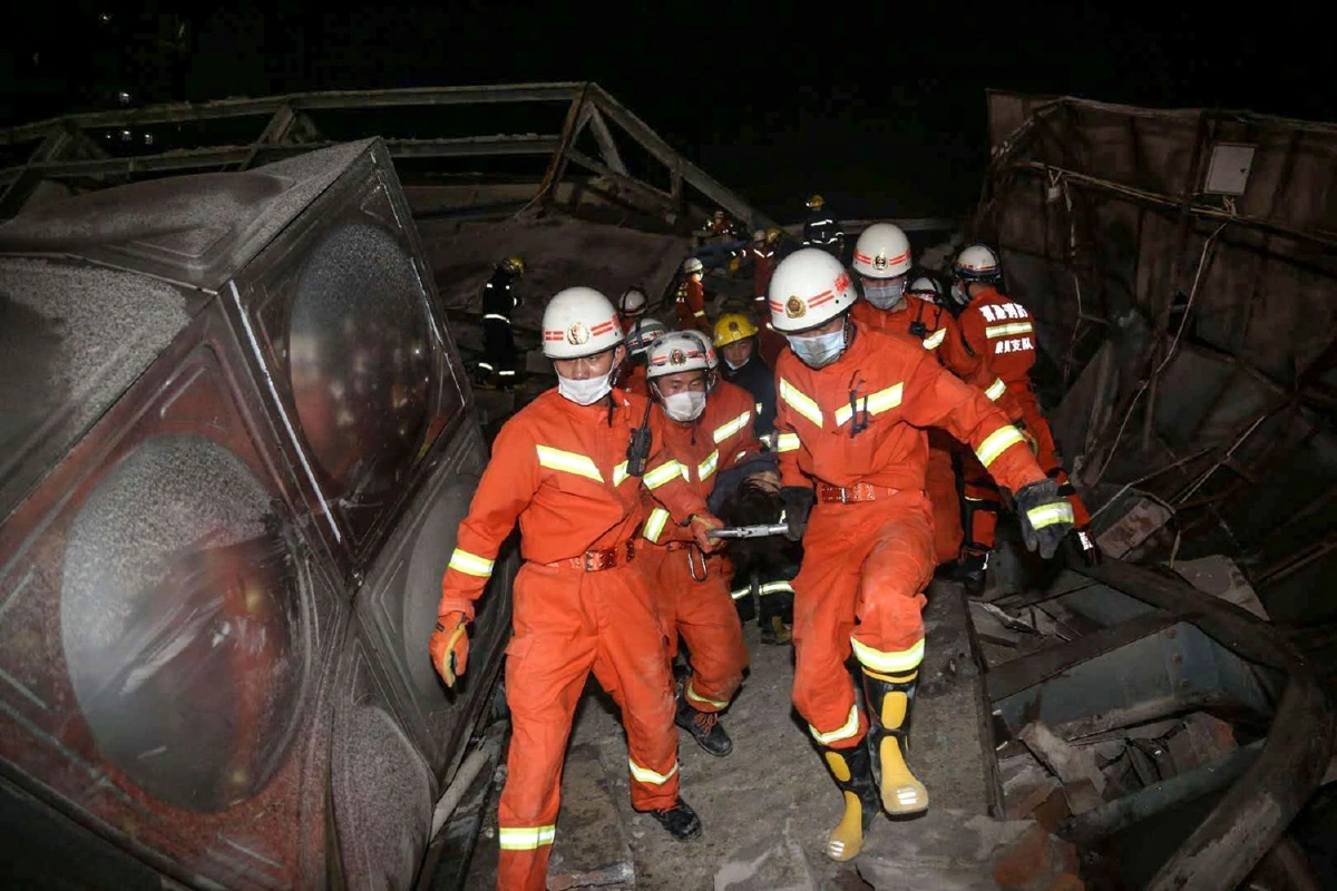 ทางการจีนเผยยังมีอีก19ชีวิตติดอยู่ในโรงแรมถล่มใช้กักCOVID-19