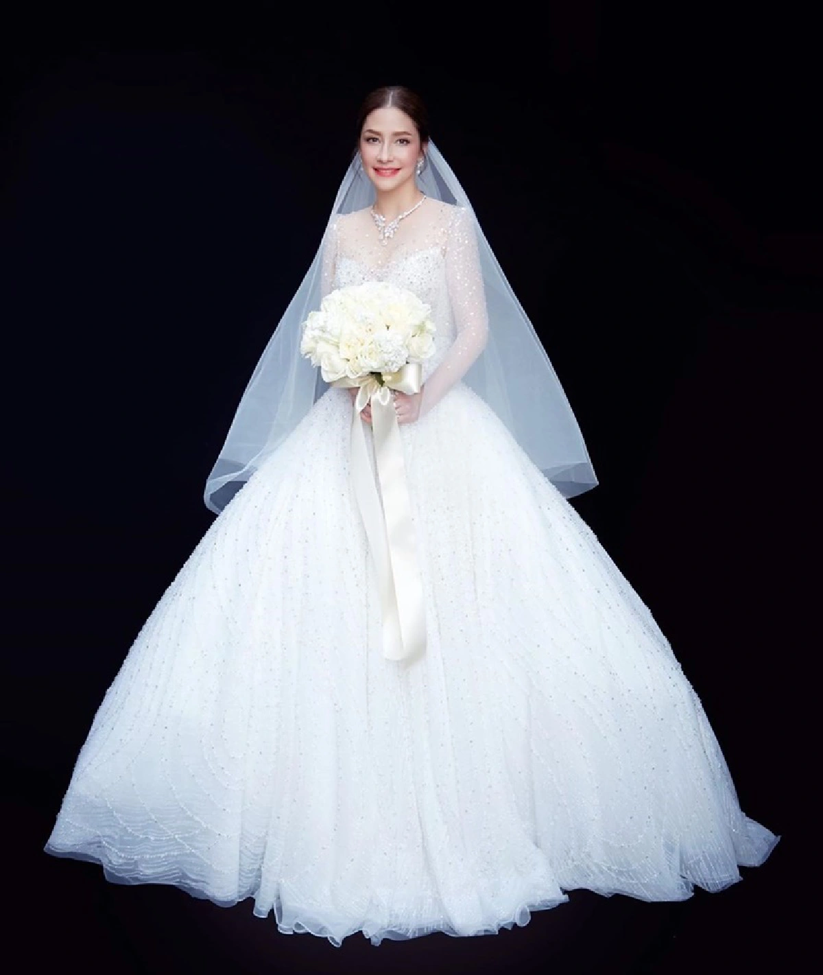 “ฟลุค-นาตาลี” อัปเดตภาพพรีเวดดิ้งเซตใหม่ในชุดบ่าวสาวหล่อ-สวยสมกัน 