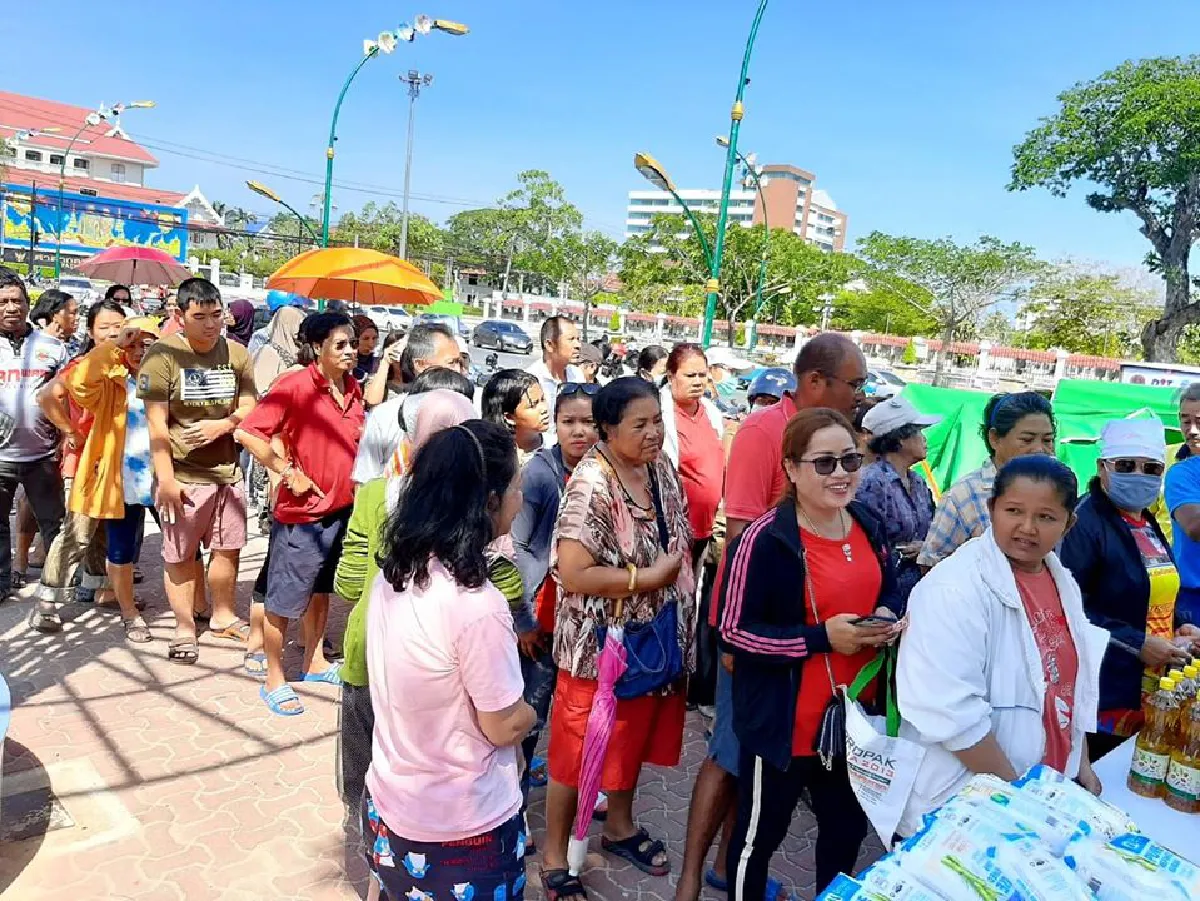 คนปัตตานีกำเงิน 10 บาทรอซื้อหน้ากากอนามัย 4 ชิ้นต้องต่อแถวยาวเหยียด