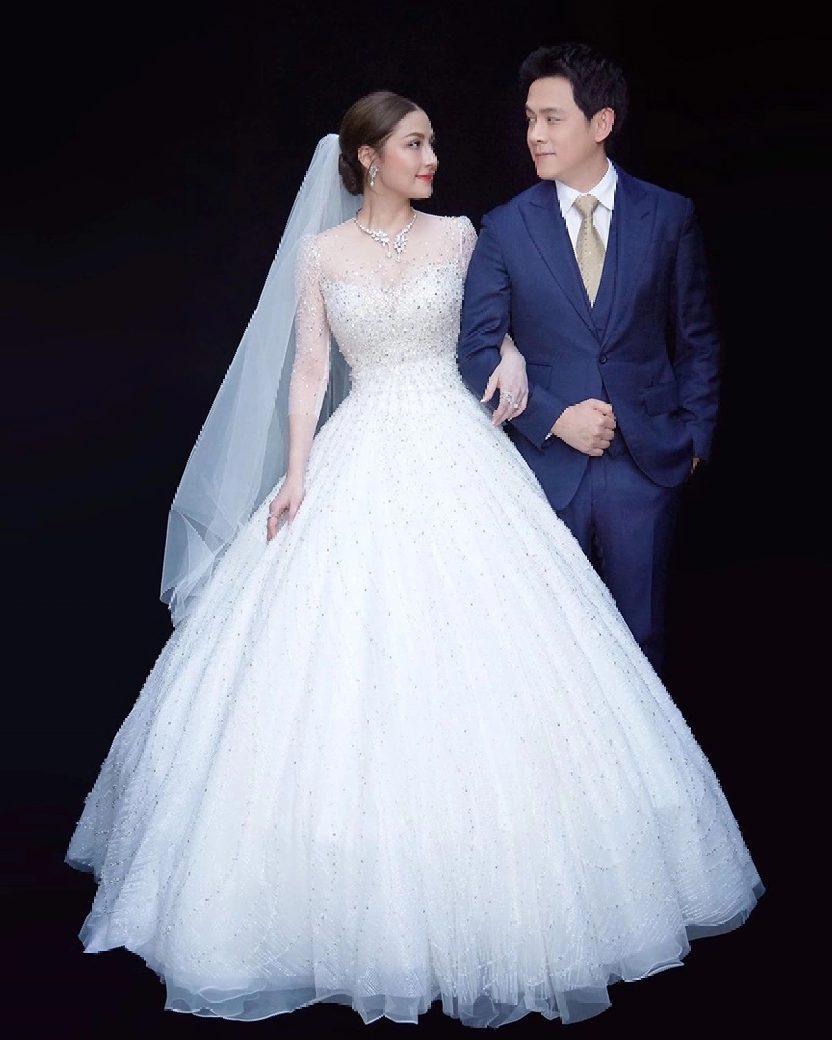 “ฟลุค-นาตาลี” อัปเดตภาพพรีเวดดิ้งเซตใหม่ในชุดบ่าวสาวหล่อ-สวยสมกัน 