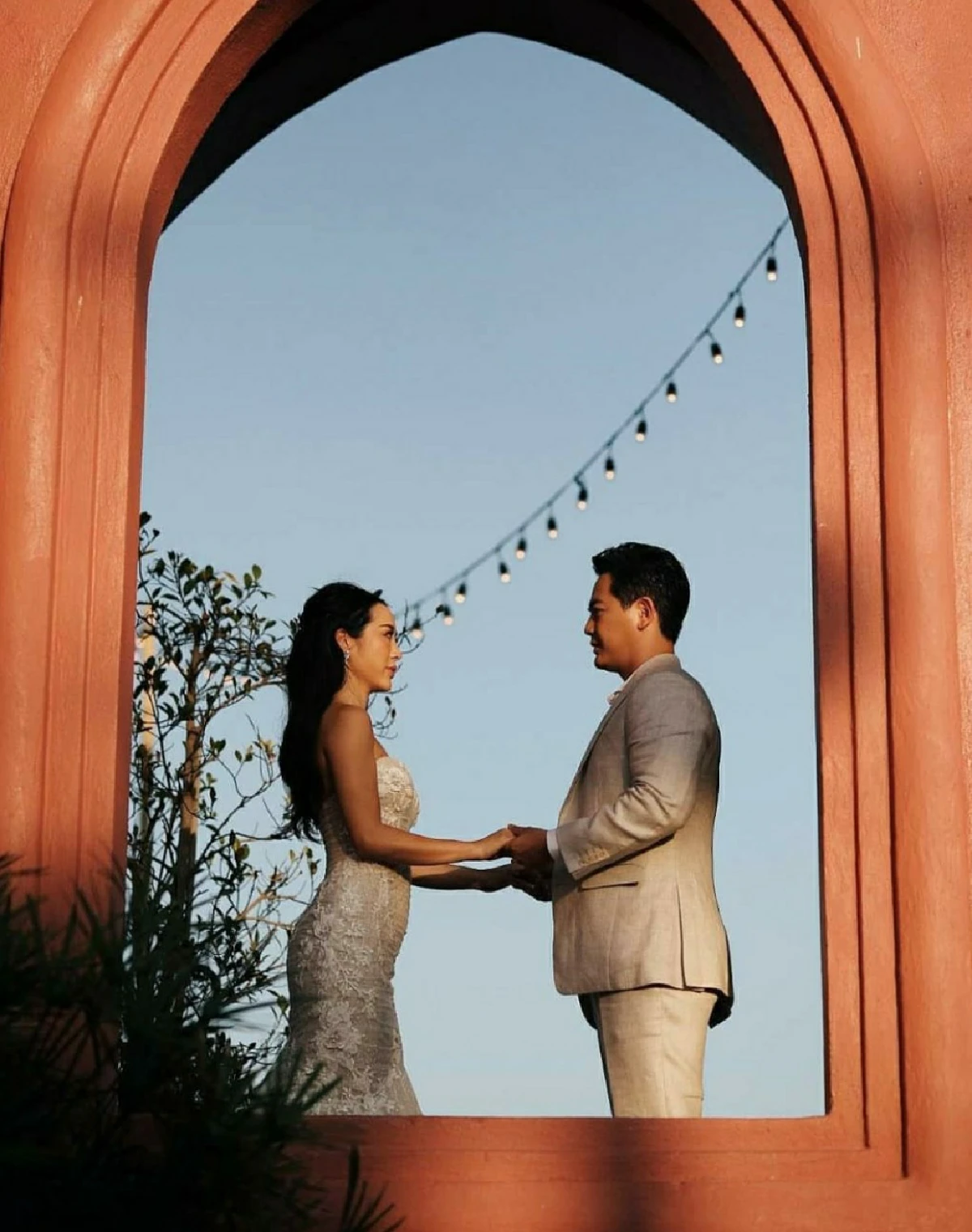 “จ๋า-ตุ๊" ฉลองวิวาห์หวาน ท่ามกลางบรรยากาศโรแมนติกริมทะเล 