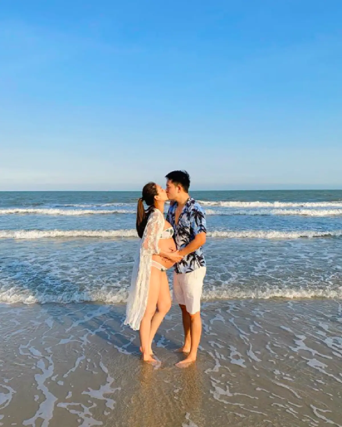 "เนย โชติกา" อุ้มท้องโต 8 เดือน สวมบิกินีเริงร่าสุดแซ่บริมหาด 