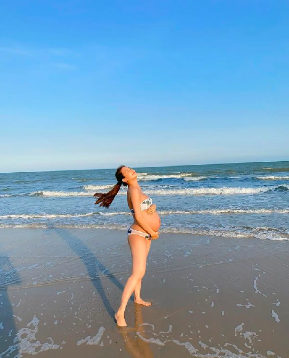 "เนย โชติกา" อุ้มท้องโต 8 เดือน สวมบิกินีเริงร่าสุดแซ่บริมหาด 