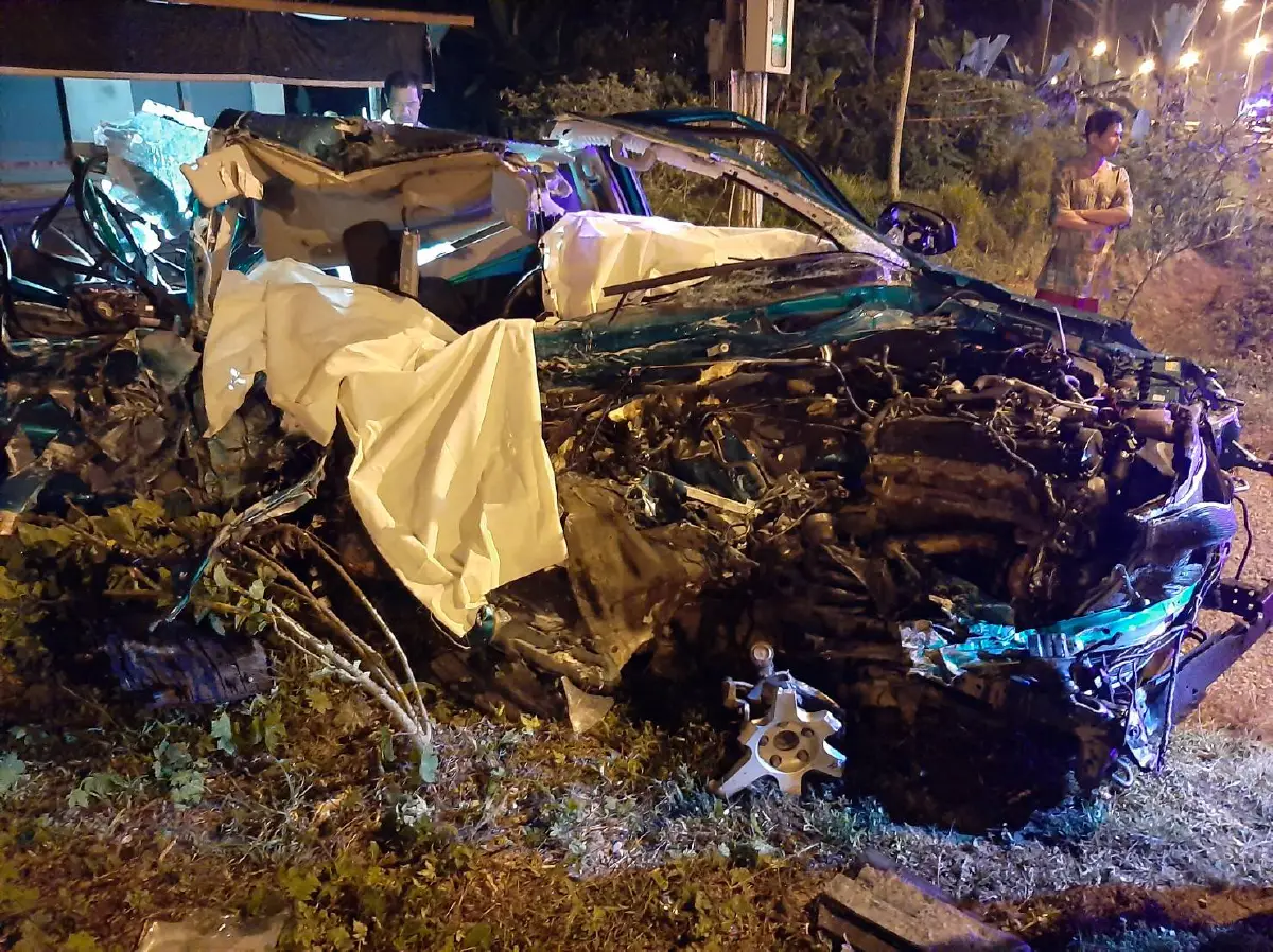 สยอง!รถทัวร์ชนรถกระบะพังยับเยินจนกลายเป็นเศษเหล็กตาย 3 เจ็บ 1