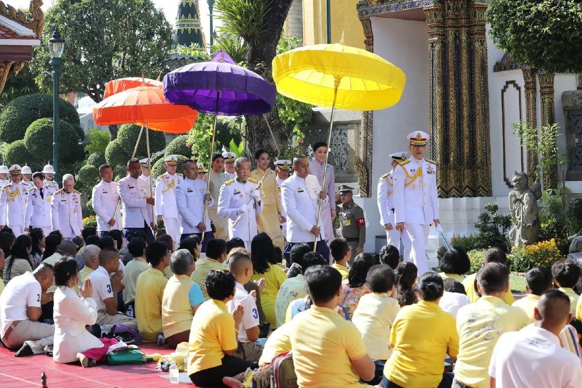 ในหลวง-พระราชินีเสด็จฯทรงเปลี่ยนเครื่องทรง "พระแก้วมรกต"