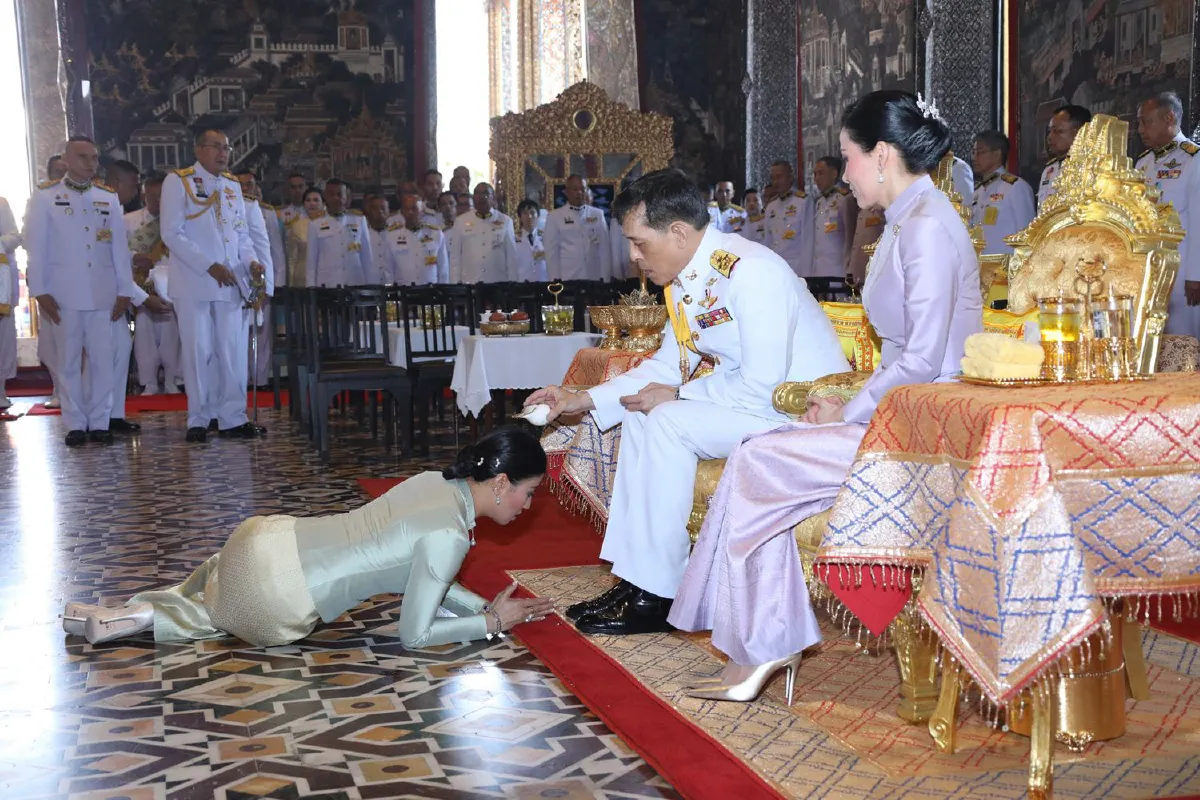 ในหลวง-พระราชินีเสด็จฯทรงเปลี่ยนเครื่องทรง "พระแก้วมรกต"