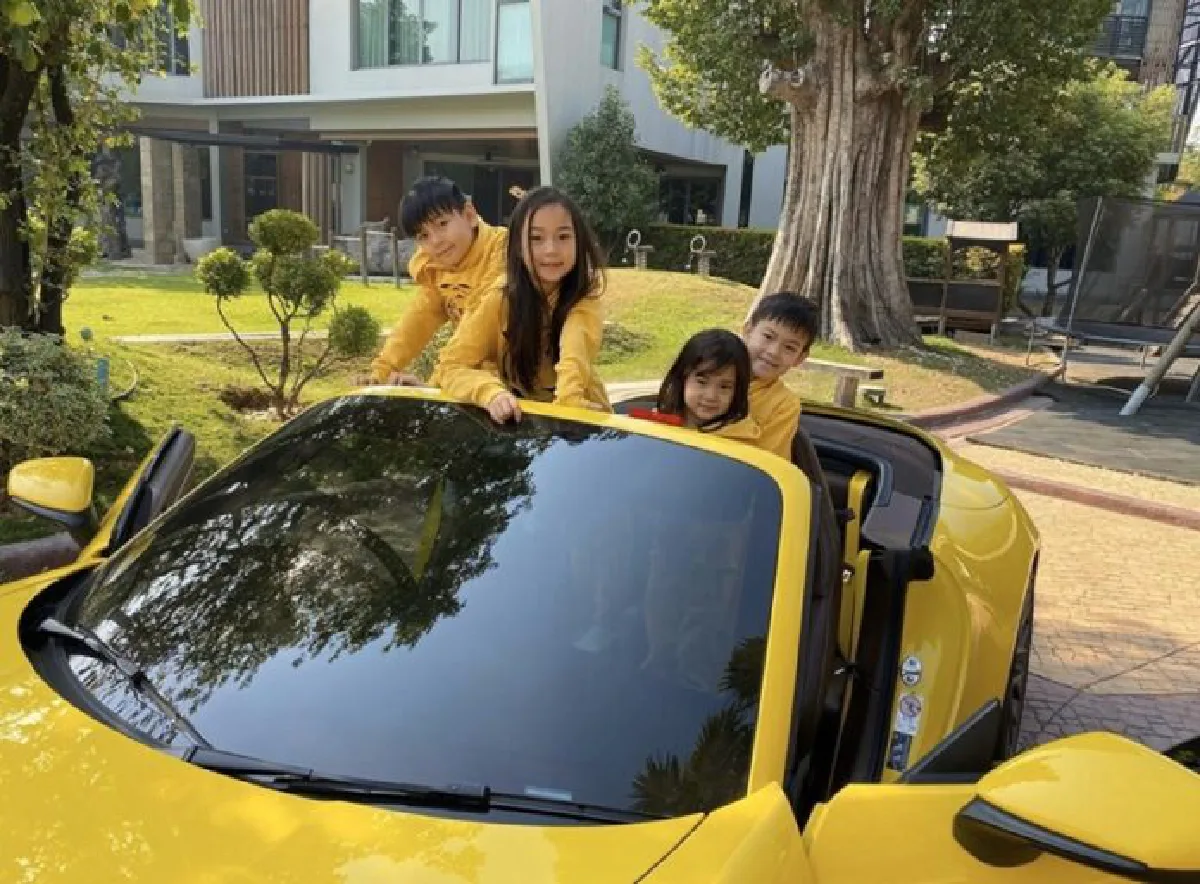  ทำบุญด้วยอะไร!? “พลอย ชิดจันทร์” เผยรถสปอร์ตคันใหม่ที่สามีมอบให้