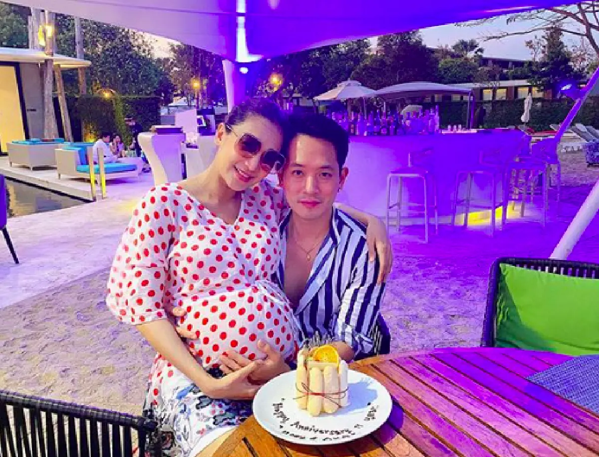 "เนย โชติกา" อุ้มท้องโต 8 เดือน สวมบิกินีเริงร่าสุดแซ่บริมหาด 