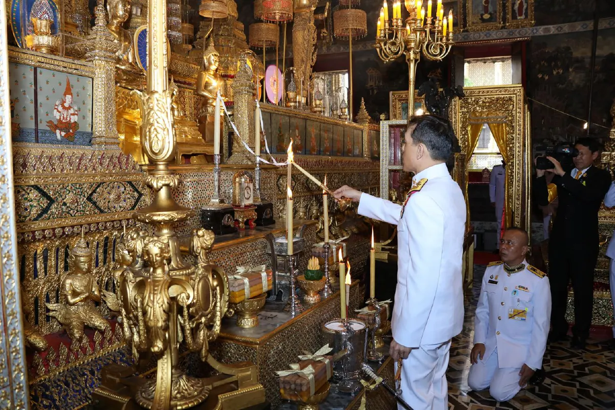 ในหลวง-พระราชินีเสด็จฯทรงเปลี่ยนเครื่องทรง "พระแก้วมรกต"