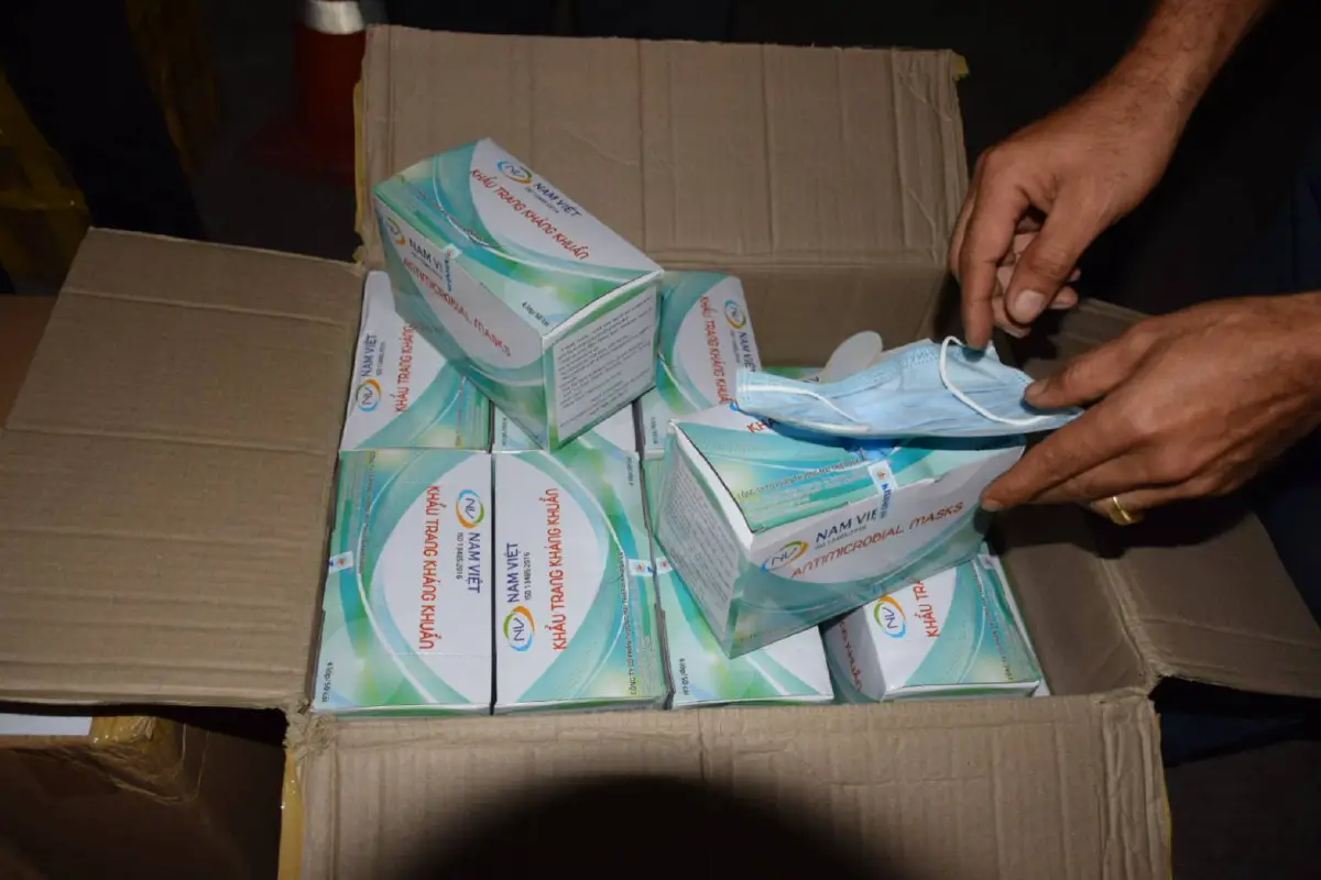ศุลกากรยึดหน้ากากอนามัยจากเวียดนามซุกใต้รถทัวร์วิ่งผ่านสปป.ลาวเข้าไทย