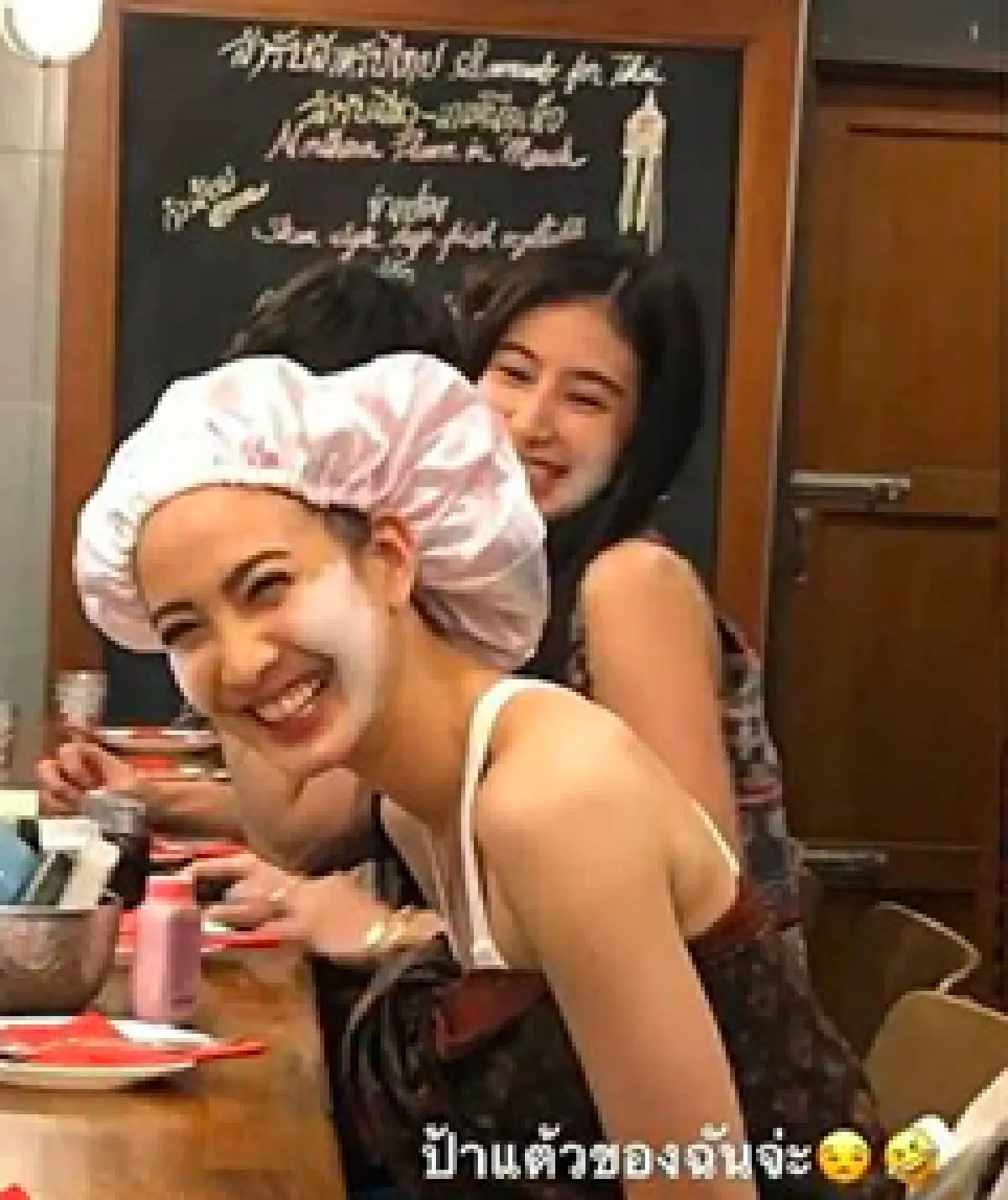 5 สาวแก๊งเฟอร์บี้ควงหวานใจรวมตัวทานข้าวในธีมไทบ้าน