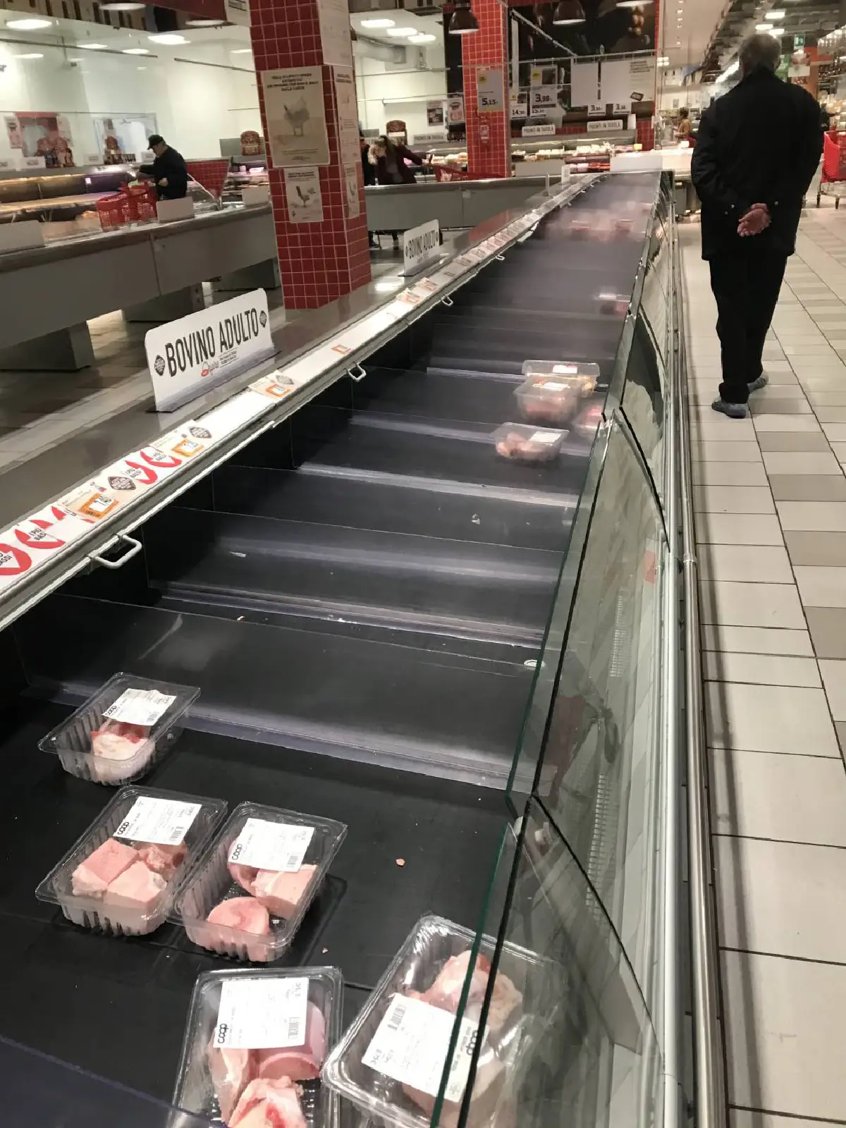 ซูเปอร์มาร์เก็ตอิตาลีว่างเปล่า ชาวเมืองแห่กักตุนอาหาร