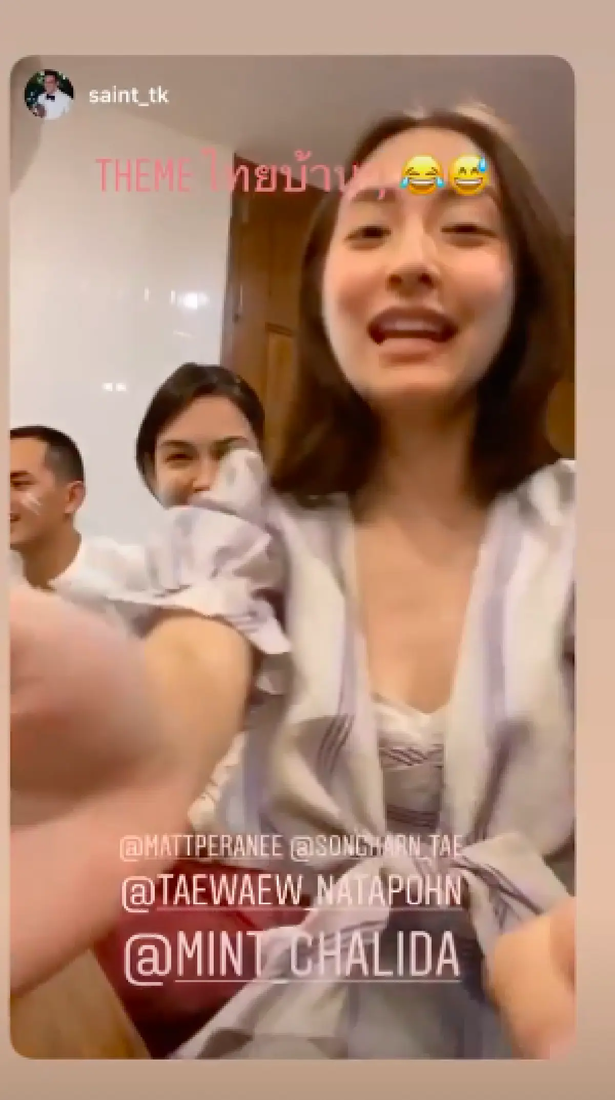 5 สาวแก๊งเฟอร์บี้ควงหวานใจรวมตัวทานข้าวในธีมไทบ้าน