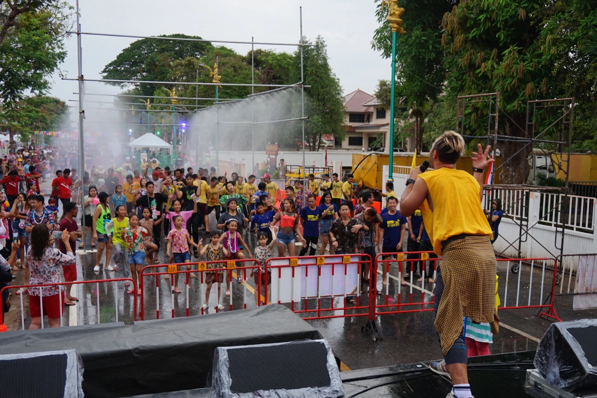 นครพนมงดรื่นเริงถนนข้าวปุ้นช่วงสงกรานต์ ป้องโควิด-19แพร่ระบาด