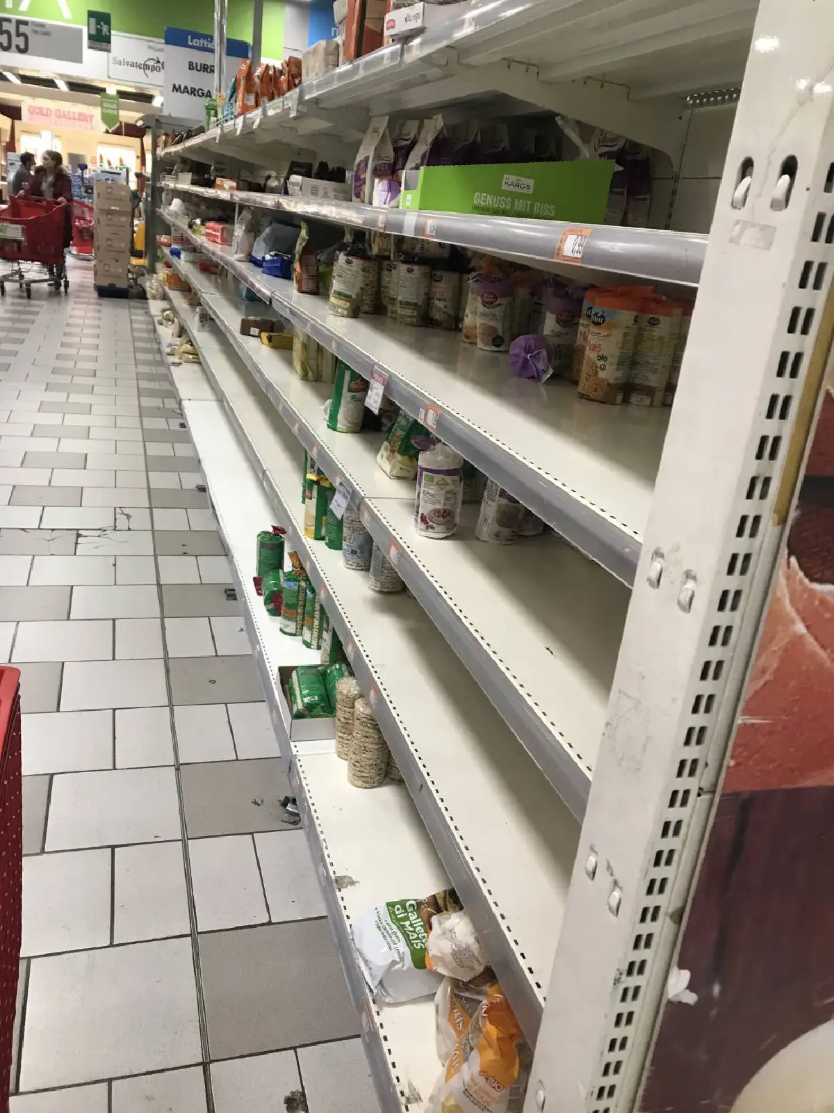 ซูเปอร์มาร์เก็ตอิตาลีว่างเปล่า ชาวเมืองแห่กักตุนอาหาร