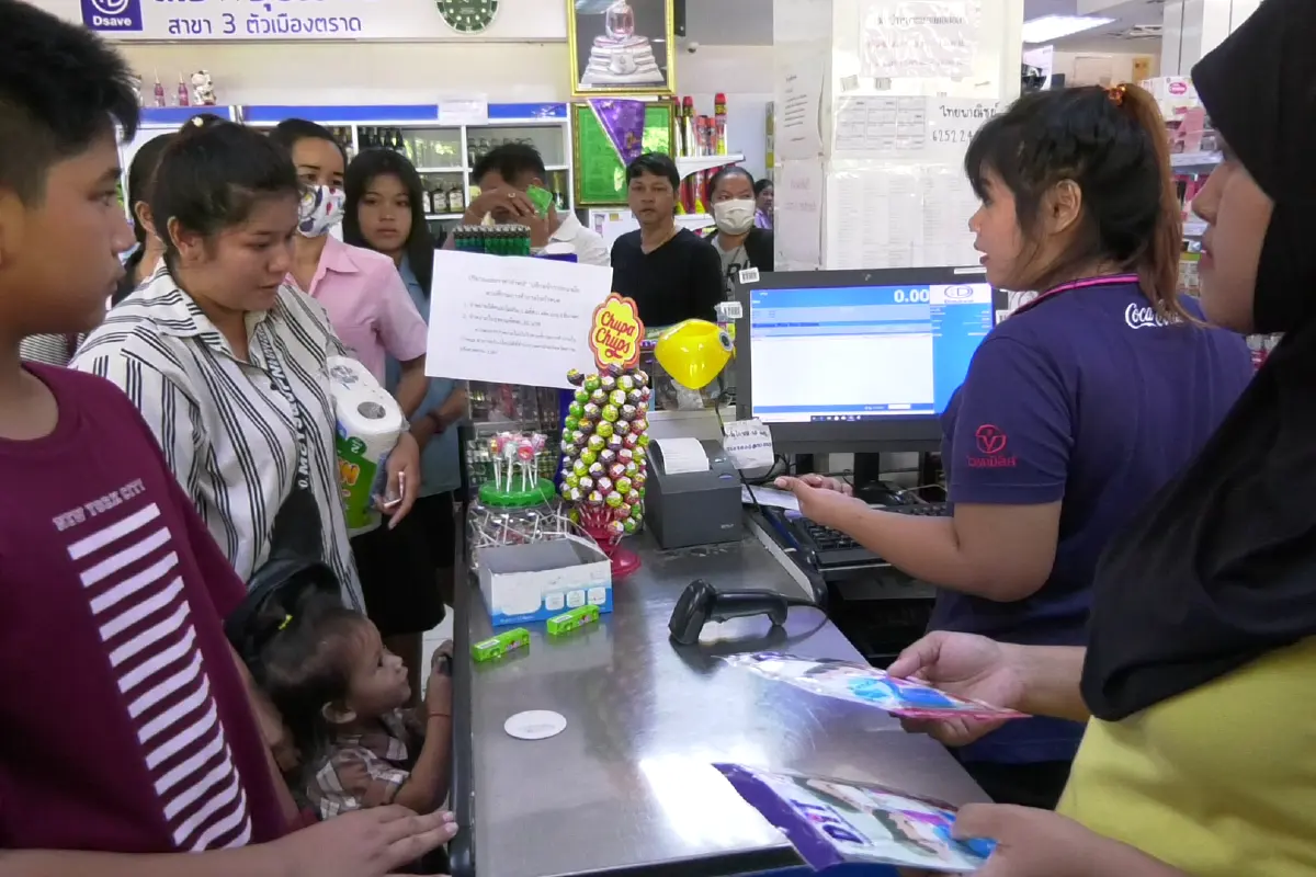 ชาวตราดแห่ซื้อแมสก์ธงฟ้าหมดในเวลาครึ่งชม.