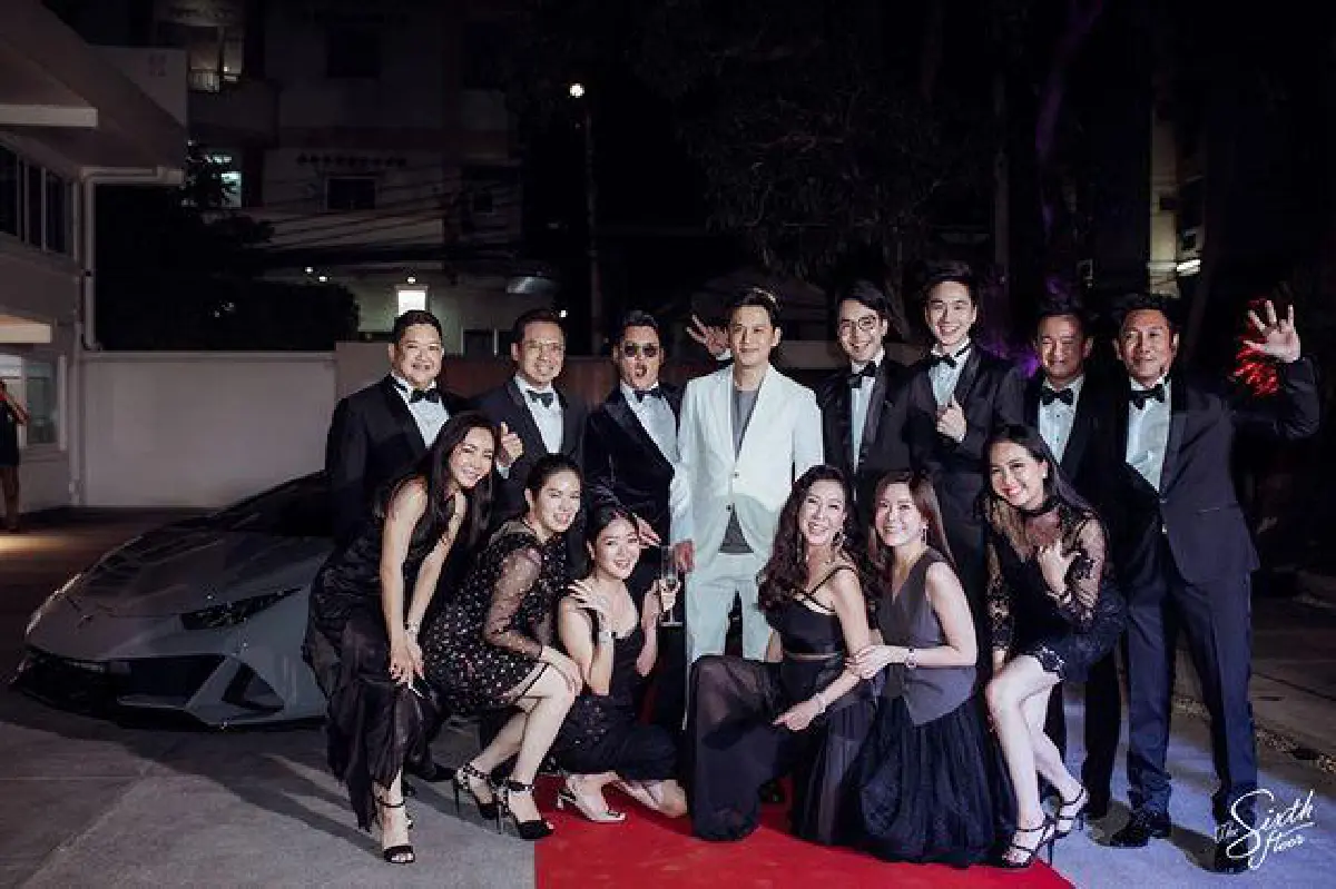  ส่องปาร์ตี้สละโสดว่าที่เจ้าบ่าว "ฟลุค เกริกพล" สาวสวยเซ็กซี่เต็มสระว่ายน้ำ