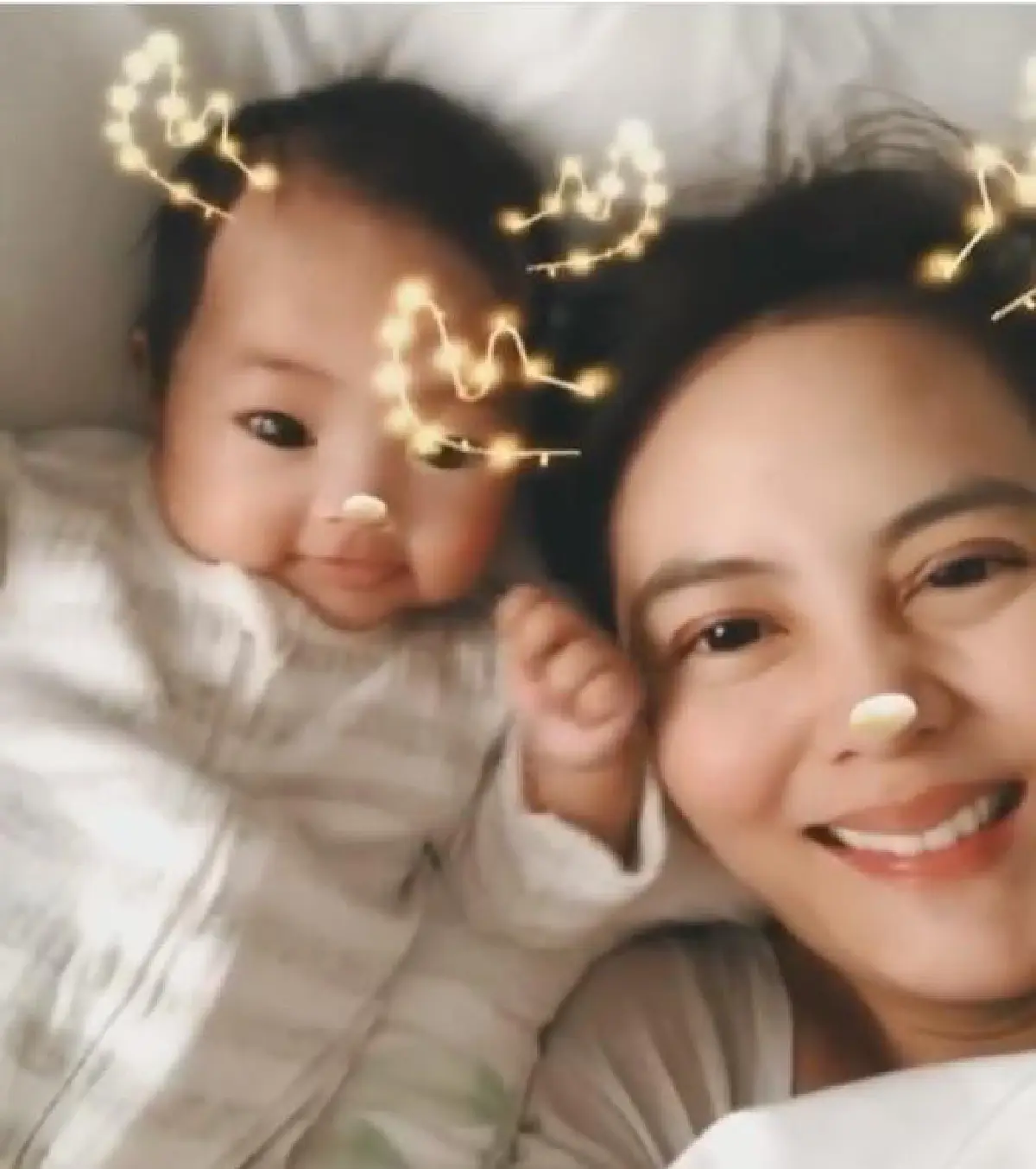 น้องโนล่า ถ่ายแบบกับ แม่เจนี่ โชว์ยิ้มหวานๆน่ารักใส่กล้อง