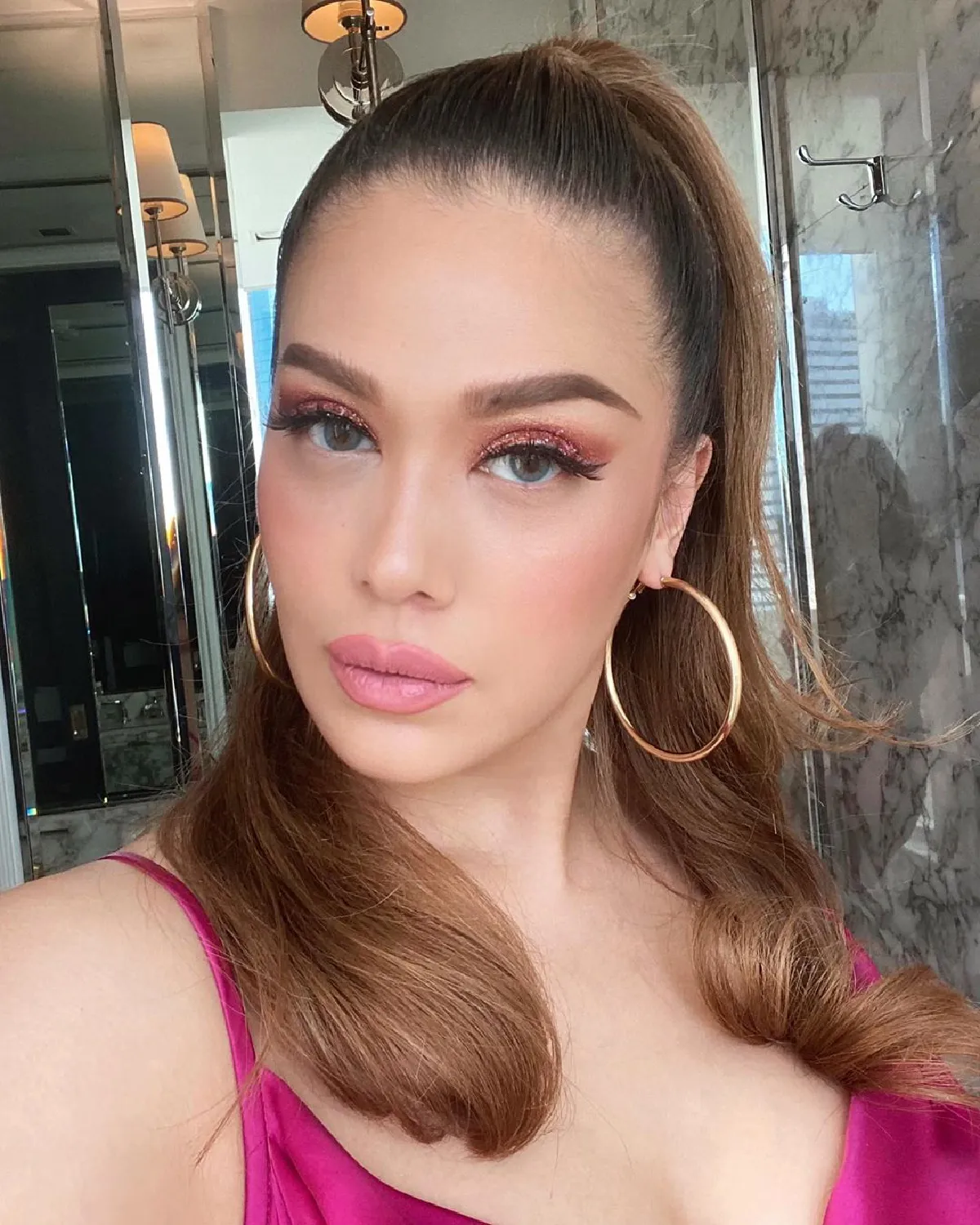 แพร วทานิกา ช่วยสังคมอีกแรง! เย็บหน้ากากอนามัยแจกฟรี-ถวายพระ