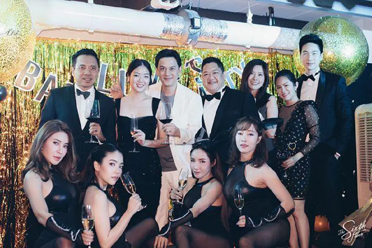  ส่องปาร์ตี้สละโสดว่าที่เจ้าบ่าว "ฟลุค เกริกพล" สาวสวยเซ็กซี่เต็มสระว่ายน้ำ