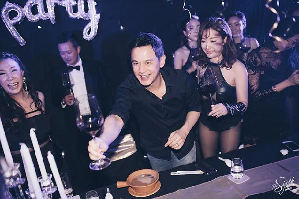  ส่องปาร์ตี้สละโสดว่าที่เจ้าบ่าว "ฟลุค เกริกพล" สาวสวยเซ็กซี่เต็มสระว่ายน้ำ