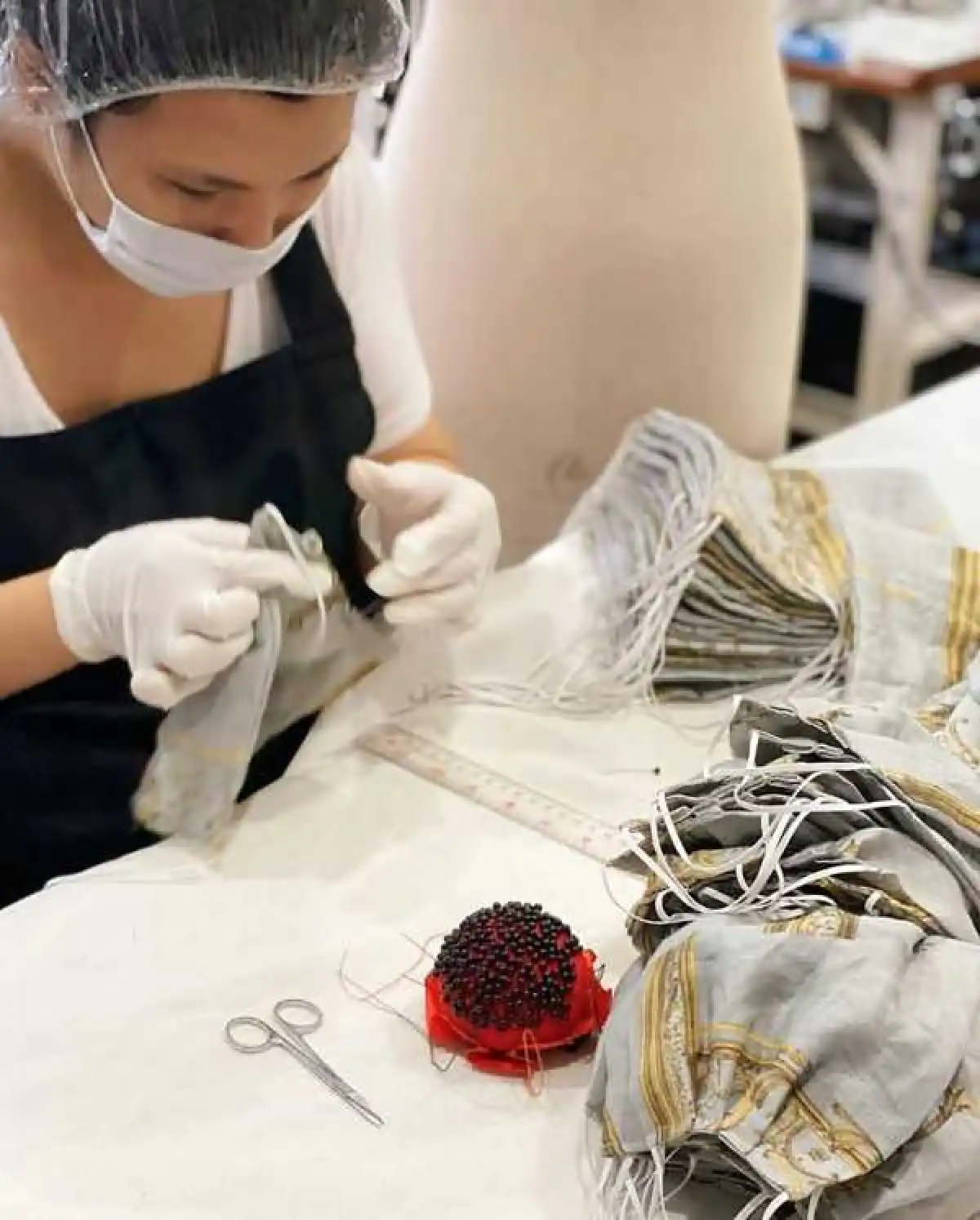 แพร วทานิกา ช่วยสังคมอีกแรง! เย็บหน้ากากอนามัยแจกฟรี-ถวายพระ