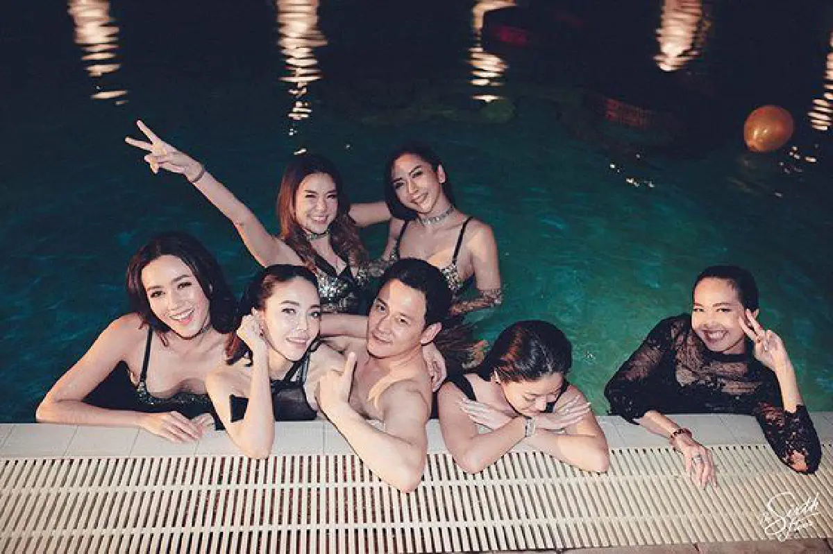  ส่องปาร์ตี้สละโสดว่าที่เจ้าบ่าว "ฟลุค เกริกพล" สาวสวยเซ็กซี่เต็มสระว่ายน้ำ