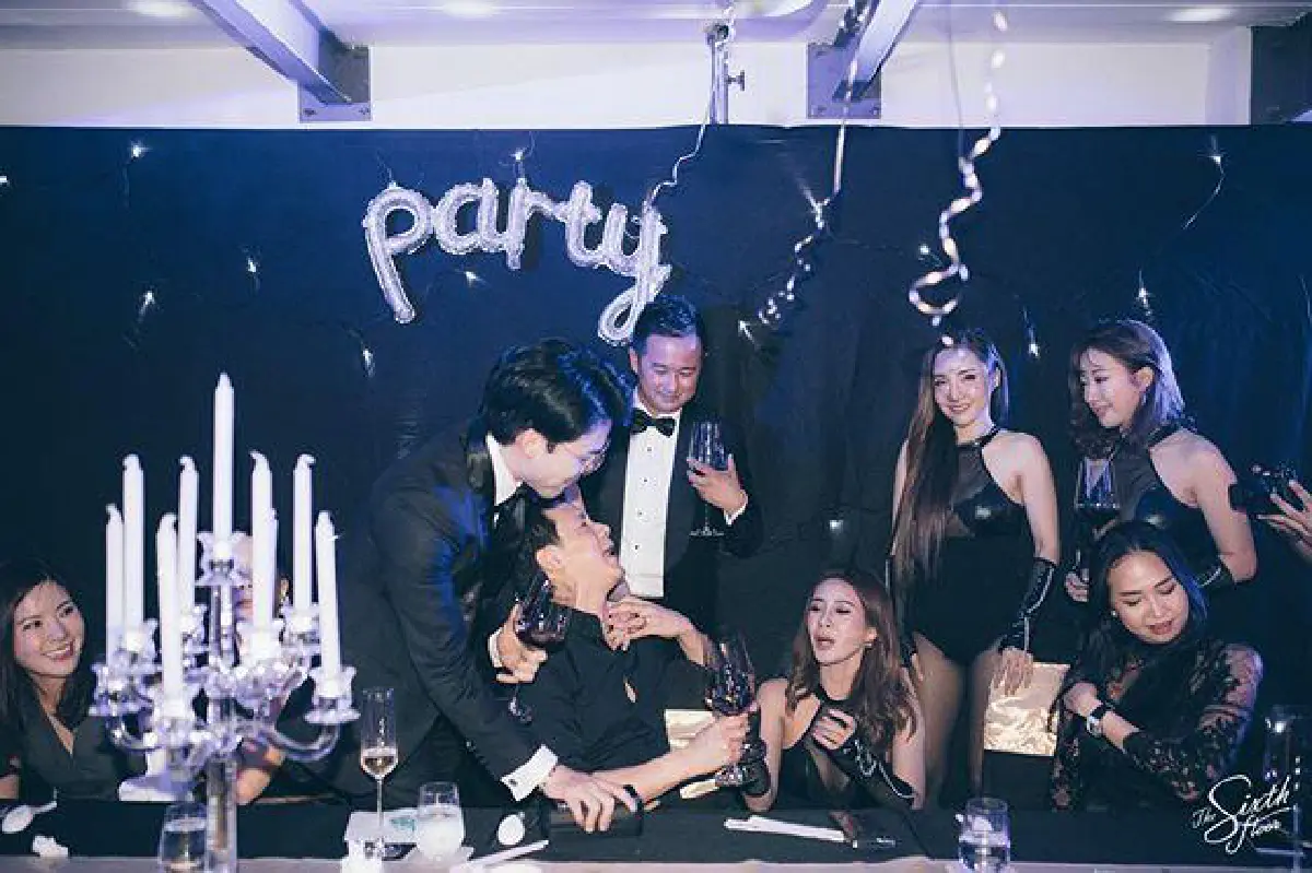  ส่องปาร์ตี้สละโสดว่าที่เจ้าบ่าว "ฟลุค เกริกพล" สาวสวยเซ็กซี่เต็มสระว่ายน้ำ