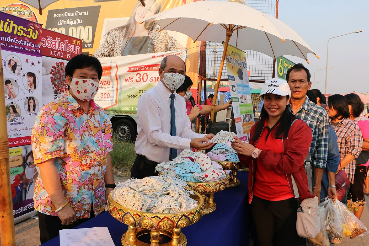ประชาชนต่อคิว!พิจิตรมีทั้งขายและแจกหน้ากากอนามัย 