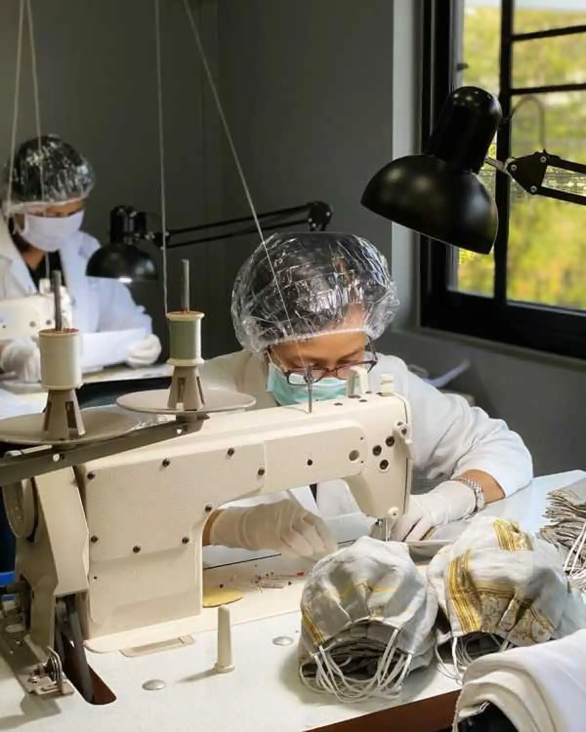 แพร วทานิกา ช่วยสังคมอีกแรง! เย็บหน้ากากอนามัยแจกฟรี-ถวายพระ