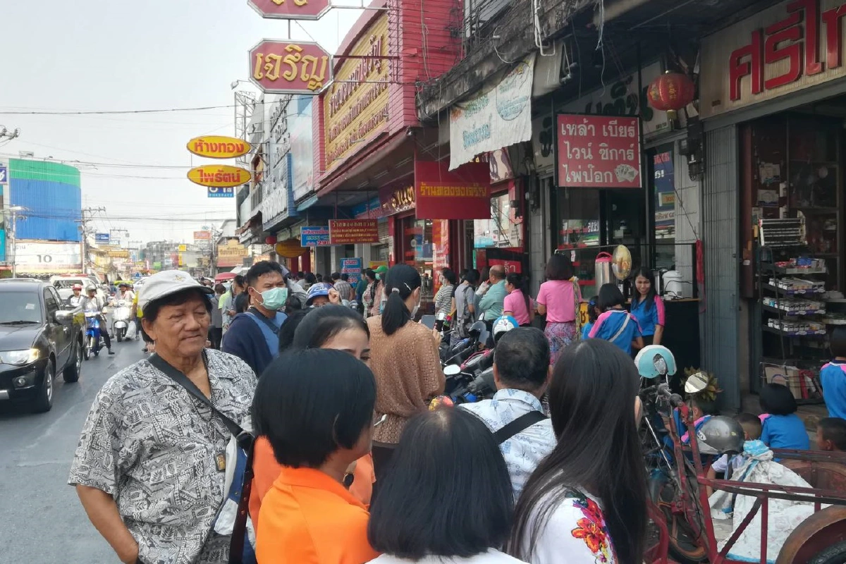 คนพิษณุโลกเข้าคิวยาวเหยียดซื้อหน้ากากอนามัยธงฟ้าหมดเกลี้ยงในเวลาอันรวดเร็ว