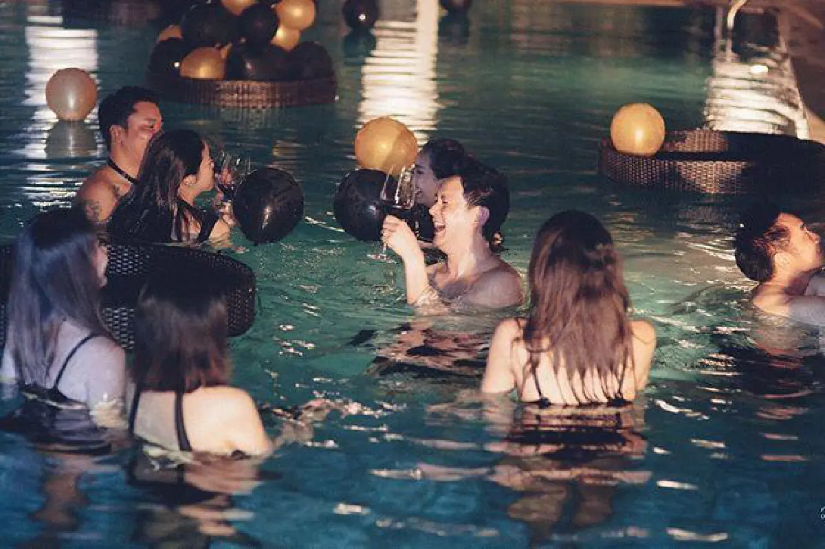  ส่องปาร์ตี้สละโสดว่าที่เจ้าบ่าว "ฟลุค เกริกพล" สาวสวยเซ็กซี่เต็มสระว่ายน้ำ