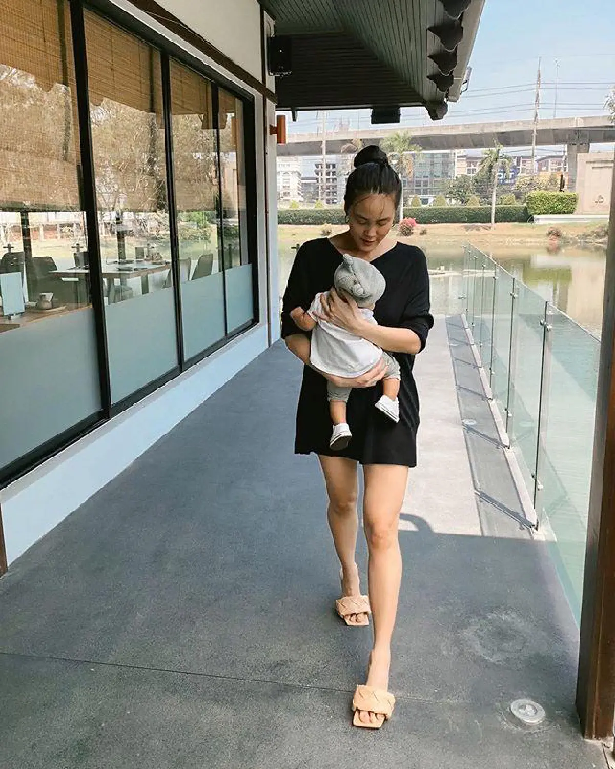 น้องโนล่า ถ่ายแบบกับ แม่เจนี่ โชว์ยิ้มหวานๆน่ารักใส่กล้อง