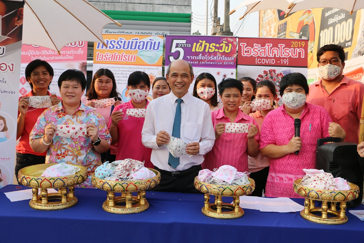 ประชาชนต่อคิว!พิจิตรมีทั้งขายและแจกหน้ากากอนามัย 