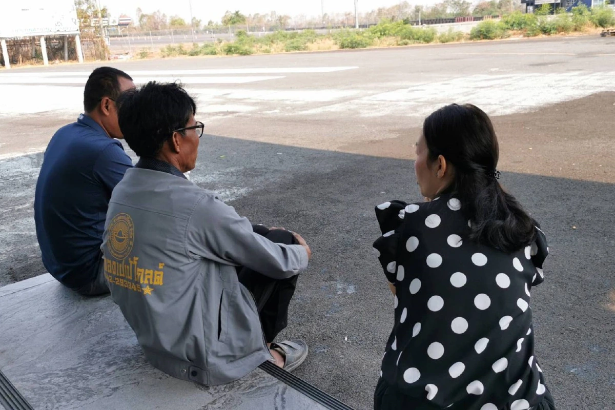 รอลุ้นผล!ญาติแห่รอรับผู้ถูกส่งตัวคัดกรองโควิด-19ที่สนามกีฬาเอกชนบุรีรัมย์