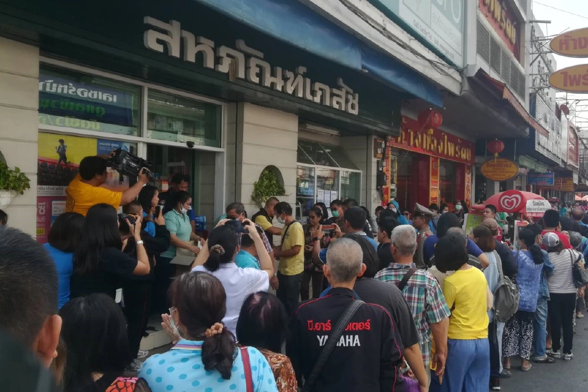 คนพิษณุโลกเข้าคิวยาวเหยียดซื้อหน้ากากอนามัยธงฟ้าหมดเกลี้ยงในเวลาอันรวดเร็ว