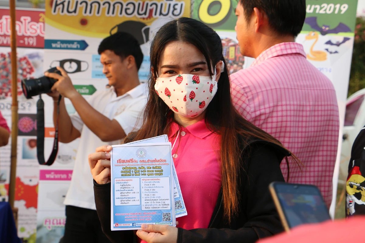 ประชาชนต่อคิว!พิจิตรมีทั้งขายและแจกหน้ากากอนามัย 