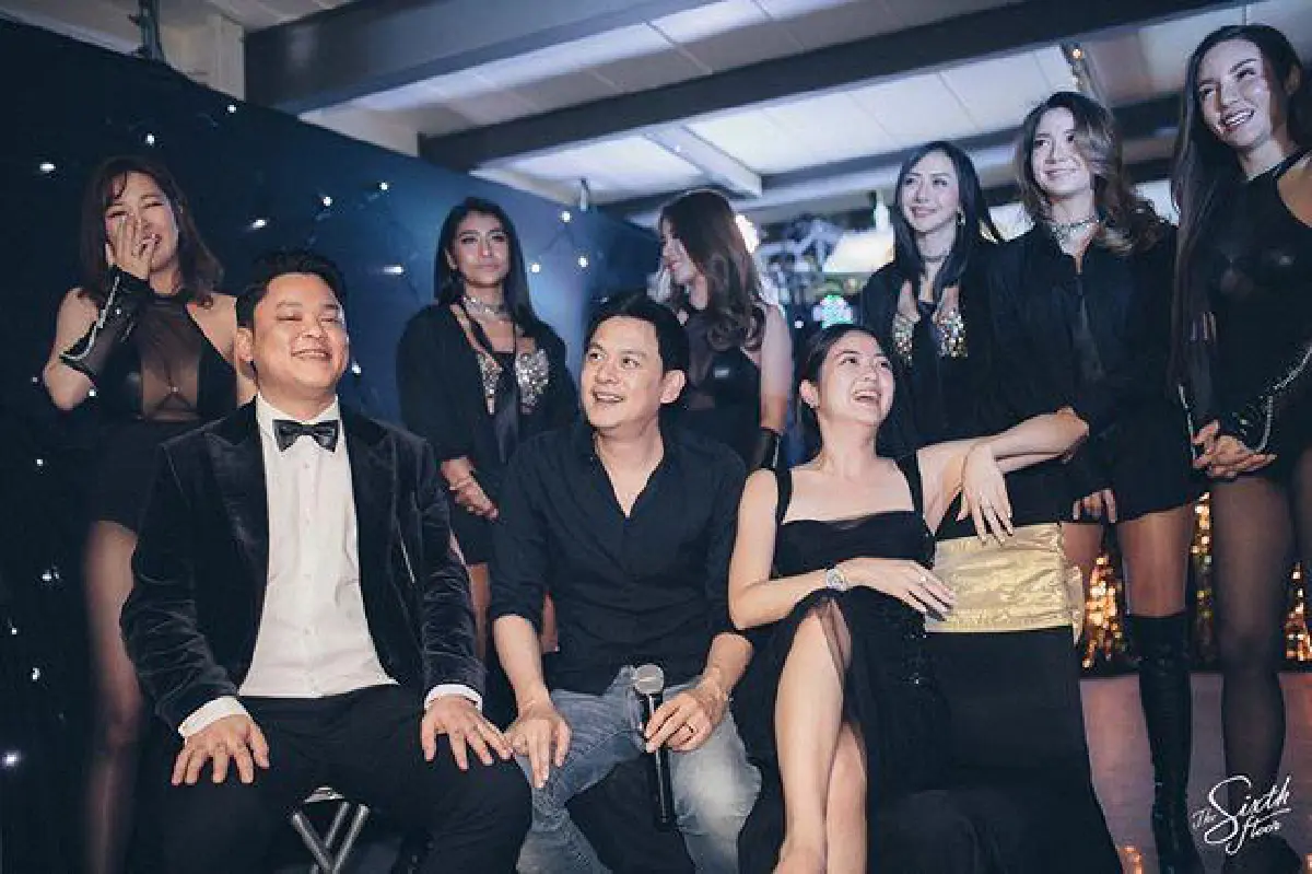  ส่องปาร์ตี้สละโสดว่าที่เจ้าบ่าว "ฟลุค เกริกพล" สาวสวยเซ็กซี่เต็มสระว่ายน้ำ