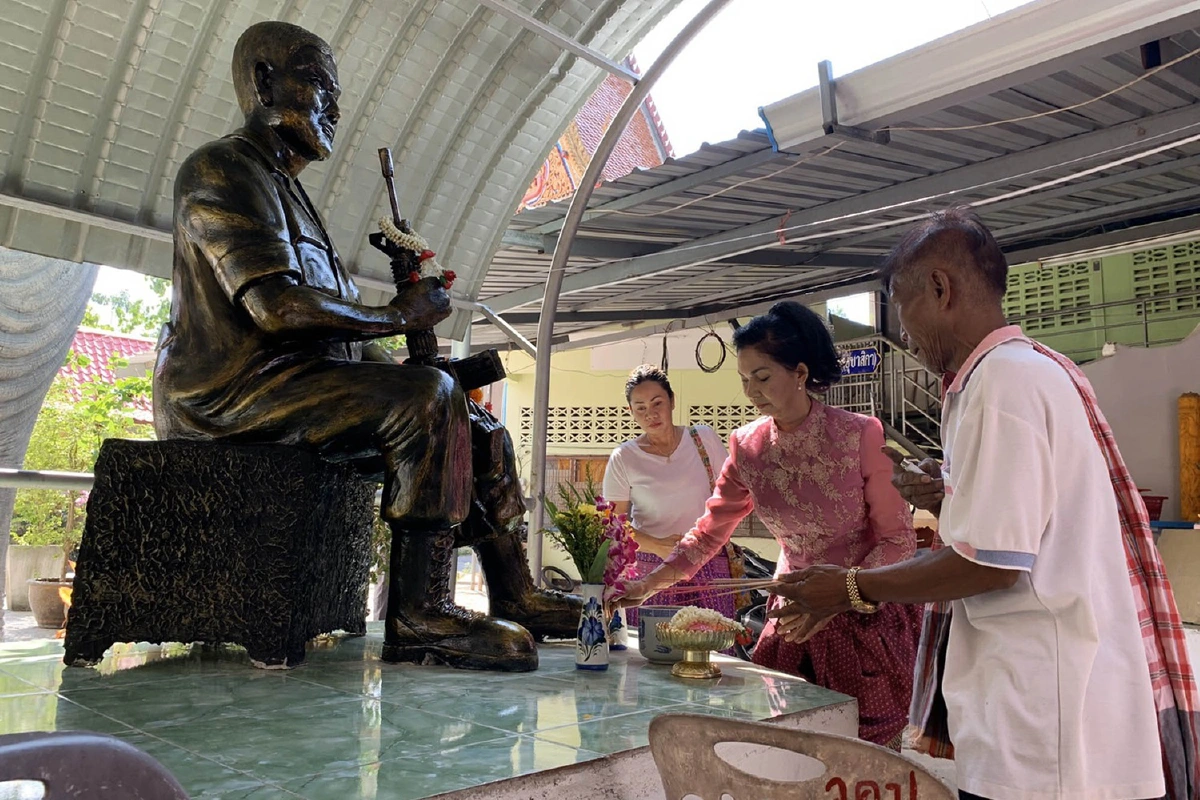 ครบ10ปีจ่าเพียรครอบครัวสร้างรูปปั้นสวมเครื่องแบบเต็มยศ