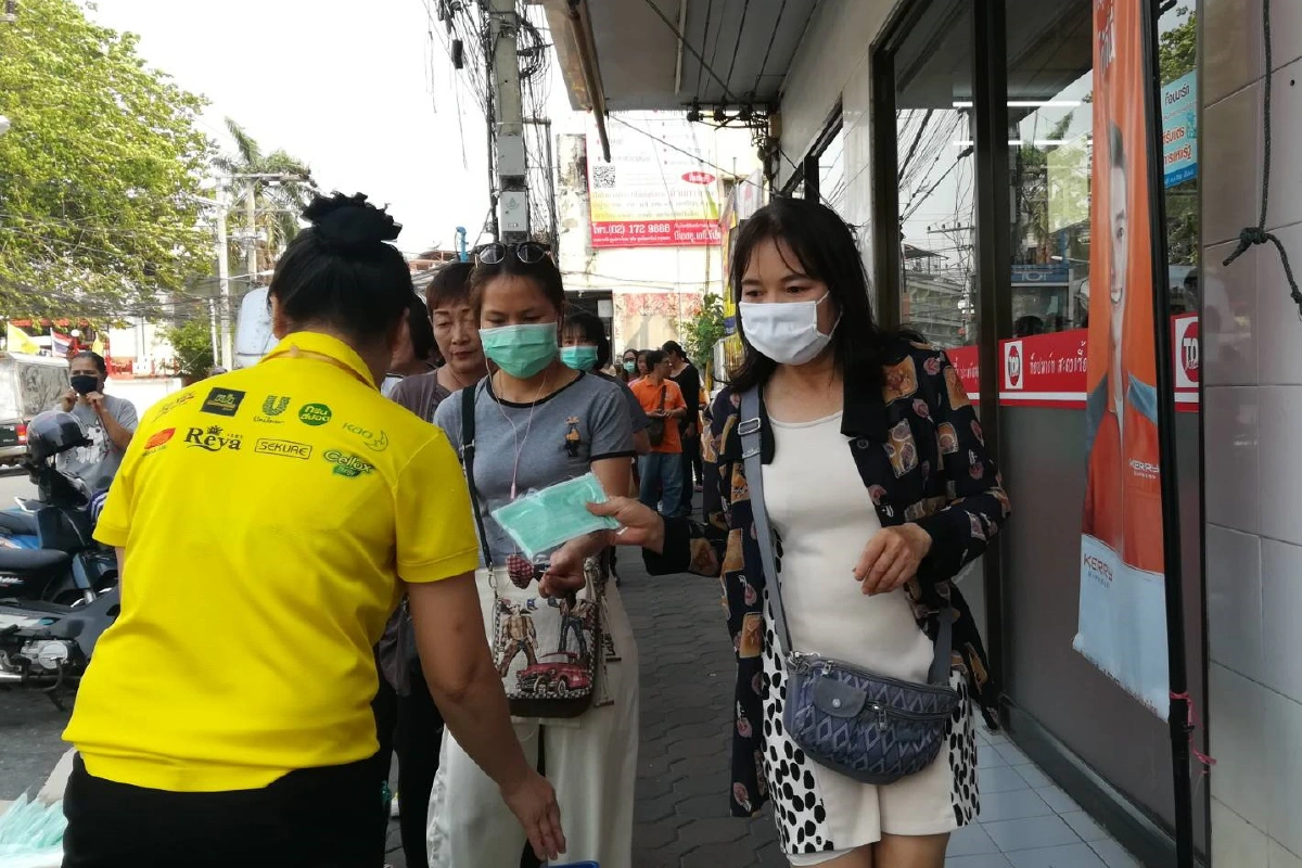 ชาวพิษณุโลกต่อคิวกำเหรียญ10ซื้อหน้ากากอนามัยต่อเนื่องเป็นวันที่ 2