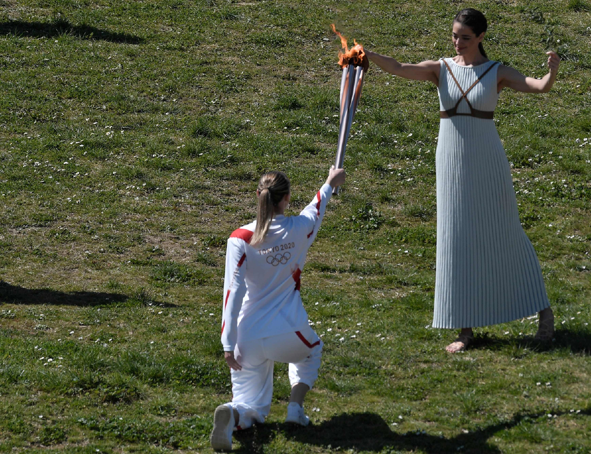 คบเพลิงโอลิมปิกถูกจุดแล้ว ท่ามกลางกระแสไม่แน่ใจจะจัดต่อหรือไม่