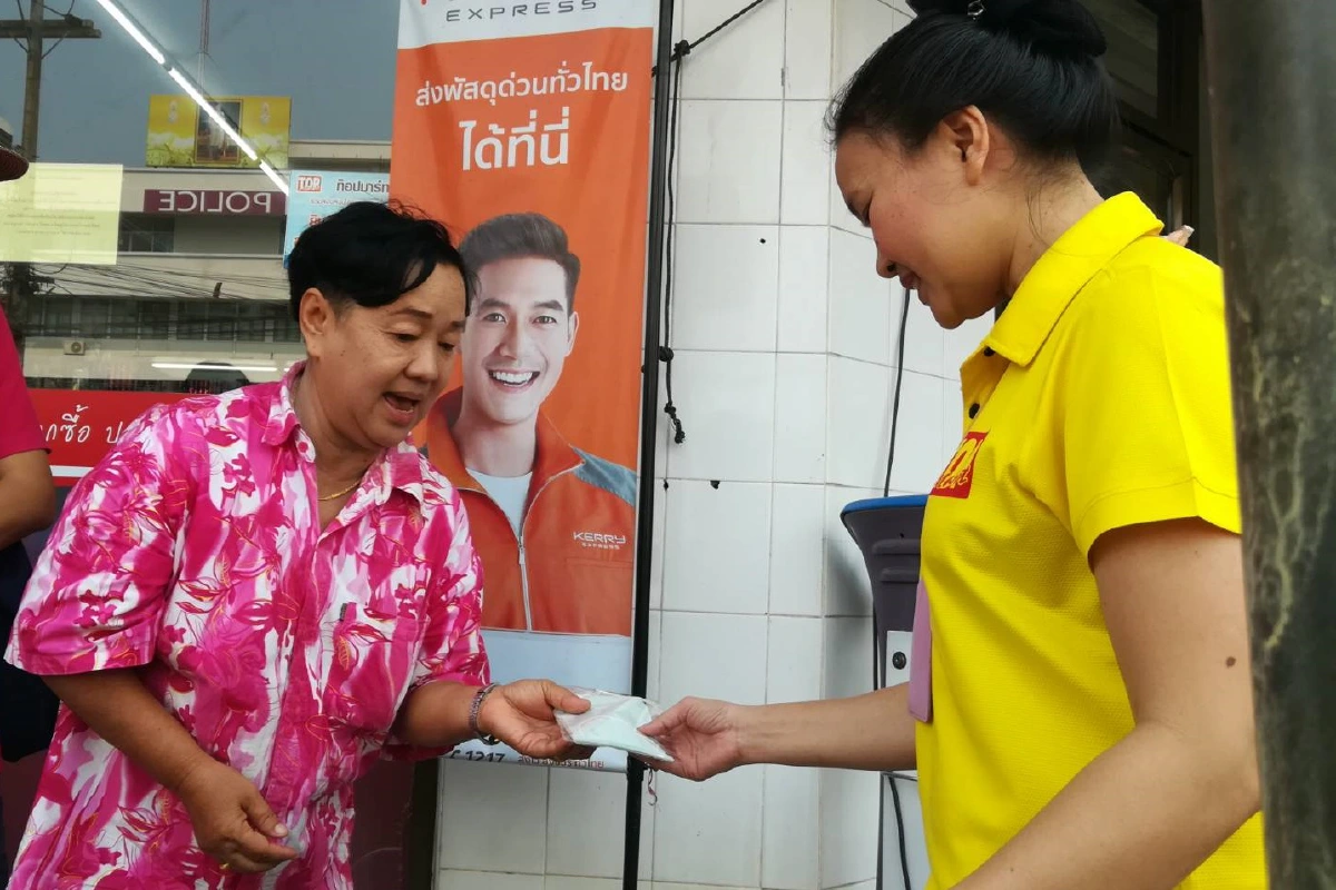 ชาวพิษณุโลกต่อคิวกำเหรียญ10ซื้อหน้ากากอนามัยต่อเนื่องเป็นวันที่ 2