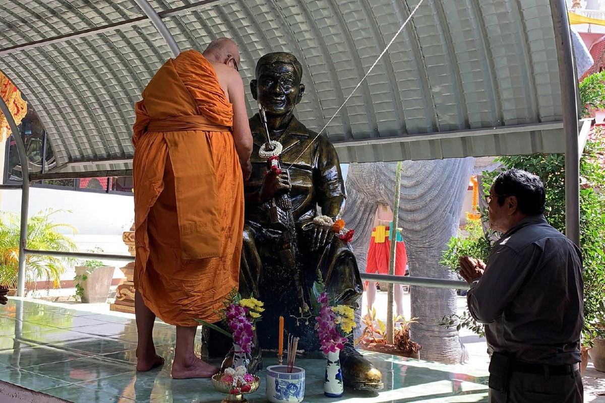 ครบ10ปีจ่าเพียรครอบครัวสร้างรูปปั้นสวมเครื่องแบบเต็มยศ