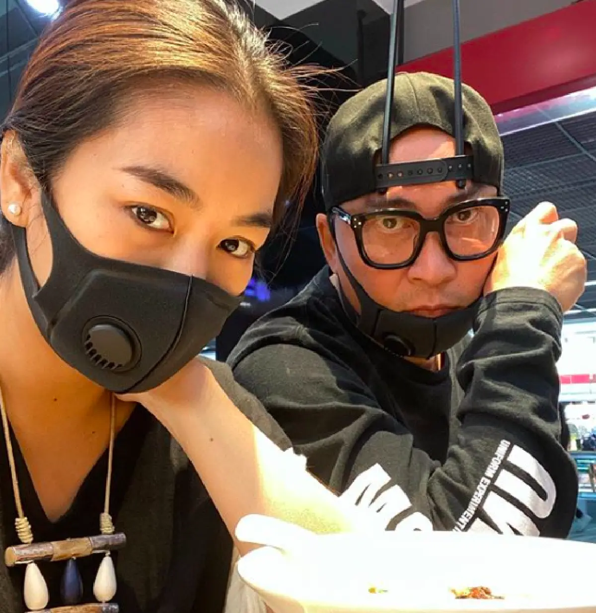  "เปิ้ล นาคร-จูน" ขอมีส่วนช่วยเหลือ ร่วมมอบหน้ากากอนามัยให้โรงพยาบาล