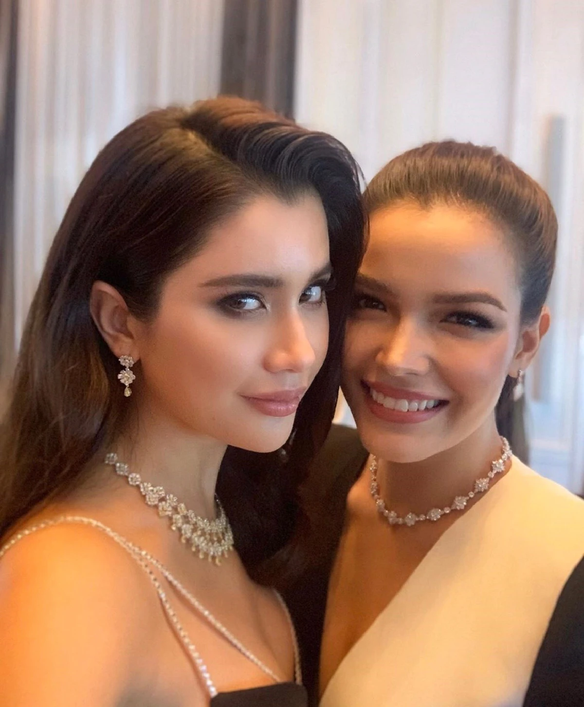 ปู ไปรยา อวดลุคสวยในชุดเดรสแหวกดำแหวกลึกสุดเซ็กซี่