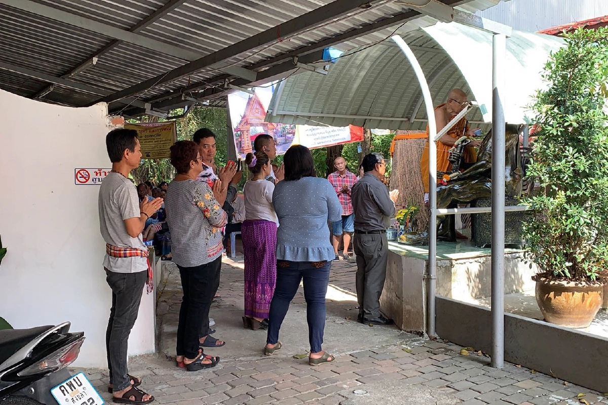 ครบ10ปีจ่าเพียรครอบครัวสร้างรูปปั้นสวมเครื่องแบบเต็มยศ