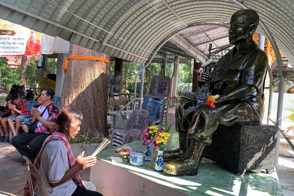 ครบ10ปีจ่าเพียรครอบครัวสร้างรูปปั้นสวมเครื่องแบบเต็มยศ